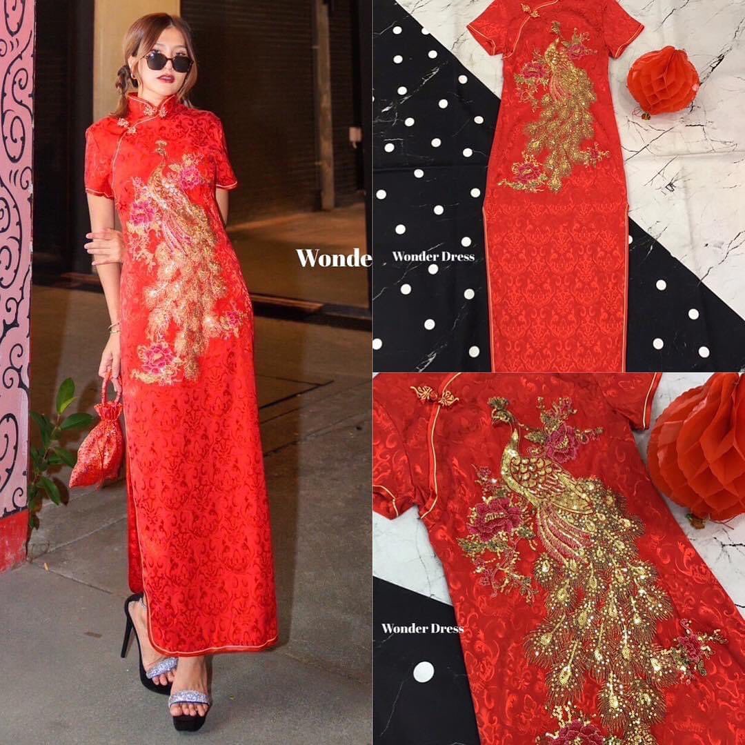 เดรสกี่เพ้าทรงแขนสั้น ผ้าโพลีเอสเตอร์ ปั้มลายนูน สีแดงสดใส ทรงคอจีนติดกระดุม ถอดได้เฉียงสองจุด เย็บแต่งอะไหล่ปักนกยูง สีทองสวยหรู มีชิปข้าง งานสวย สินค้าคุณภาพ (พร้อมส่ง)