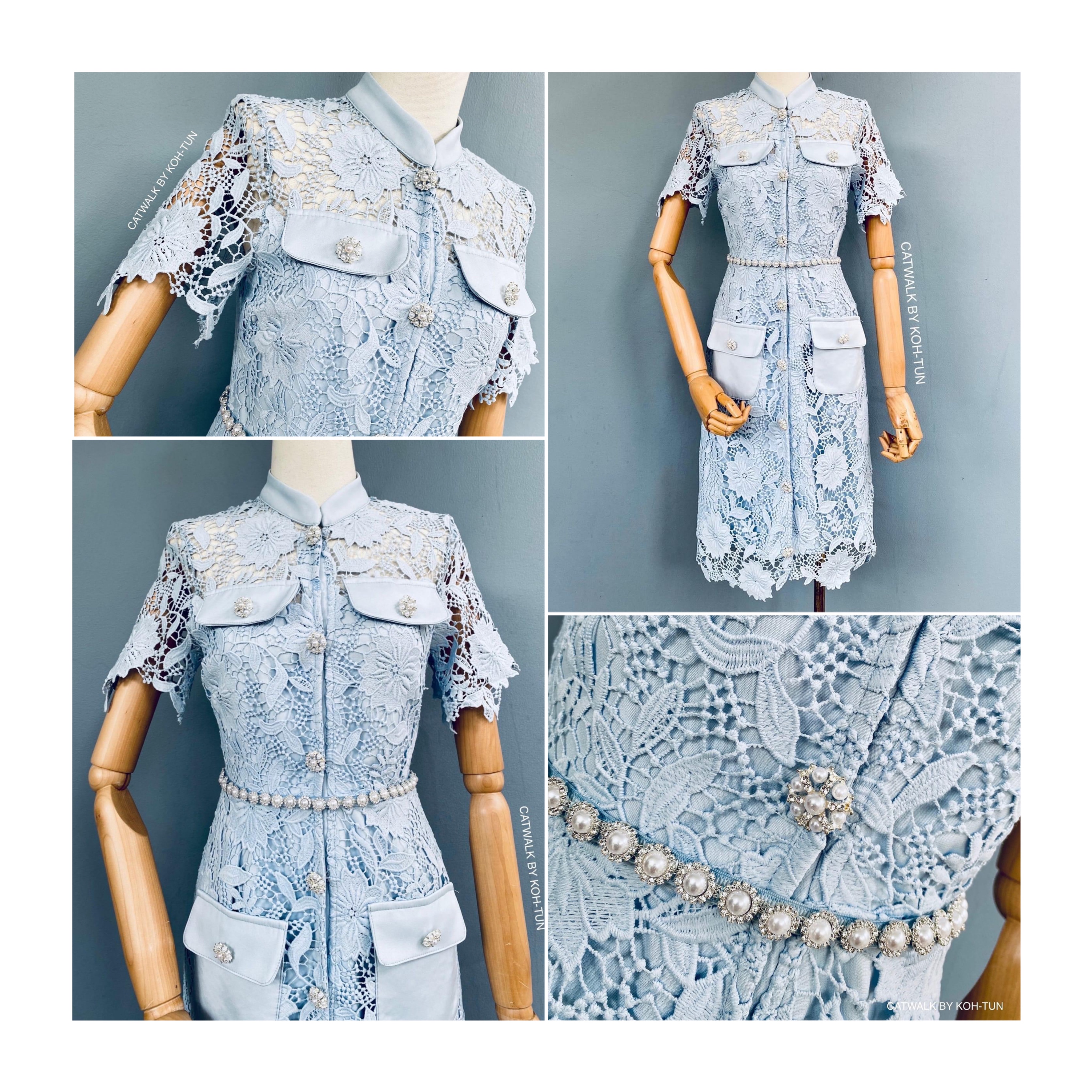 เดรสผ้าลูกไม้คอปีนแต่งกระดุมมุก เนื้อผ้าลูกไม้เกรดเอ เนื้อหนานุ่ม ตัวเดรสเป็นทรงเข้ารูปสวย แขนสั้น ด้านในมีซับในสีโทนตัวชุดทั้งตัว มาคู่กับสายคาดเอวแต่งด้วยมุกล้อมเพชร สินค้าคุณภาพ (พร้อมส่ง)