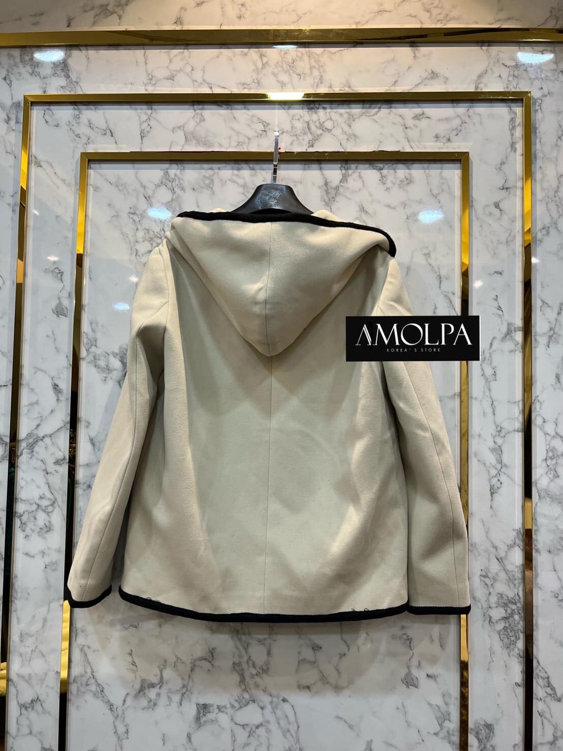 เสื้อโค้ช CC งาน HIEND เป็นเสื้อคลุมตัวสั้น ตัดขอบ ด้วยสีดำ ด้านในมีซับในอย่างดี ใส่ ดู หรูหรา ไฮโซมาก รุ่นนี้อยู่ทรง สวยงามมากค่ะ . : สินค้าคุณภาพ (พร้อมส่ง) . .