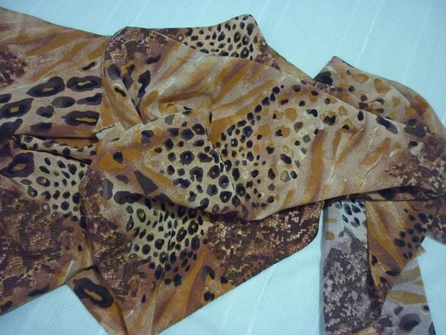 ผ้าผูกคอ คลุมไหล่ 100% silk Made in ITALY ลายเสือ สวยมาก