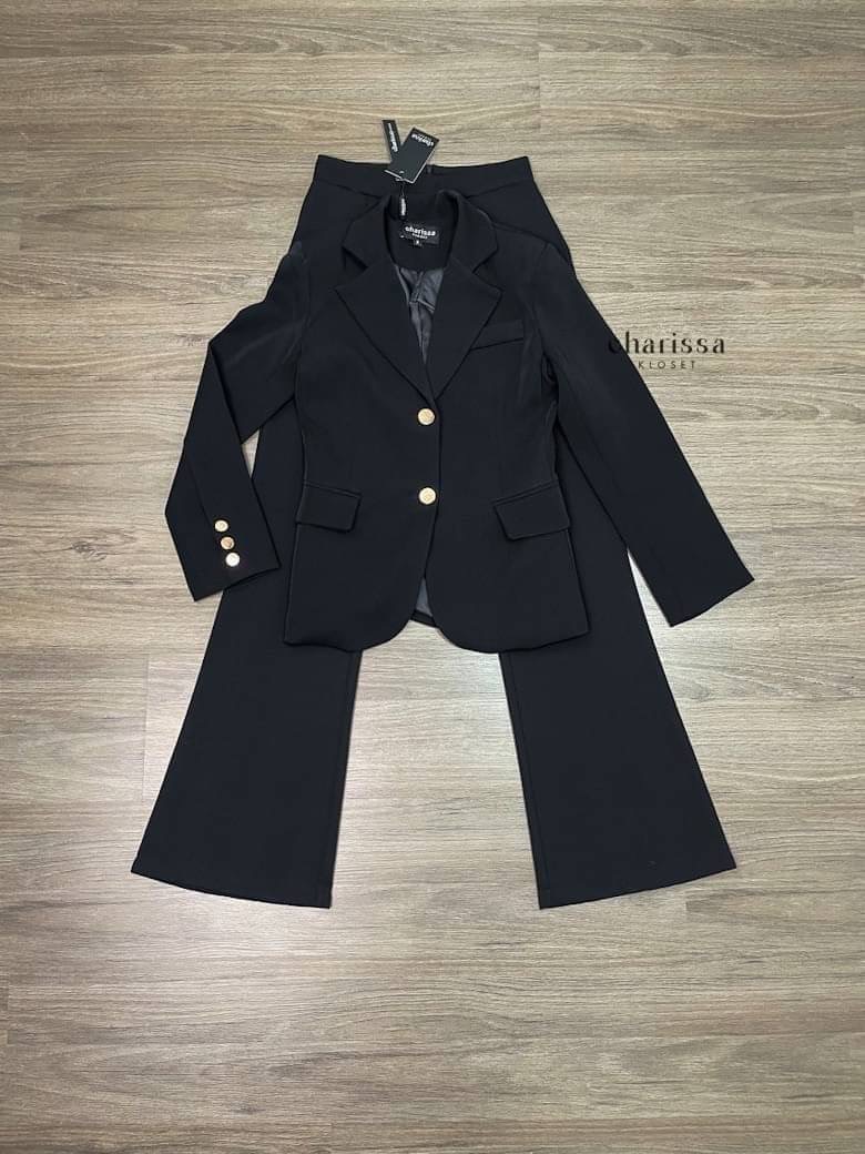 set suit เสื้อ+กางเกง ตัวเสื้อแต่ฃกระดุมทอง 2 เม็ดติดได้จริง กระเป๋าจริง มีซับในทั้งตัวค่ ะ ปลายแขนเสื้อแต่งกระดุม มาพร้อมกับกางเกงขาบานปลายเล็กน้อยทรงflare ซิปหลัง สินค้าคุณภาพ (พร้อมส่ง)