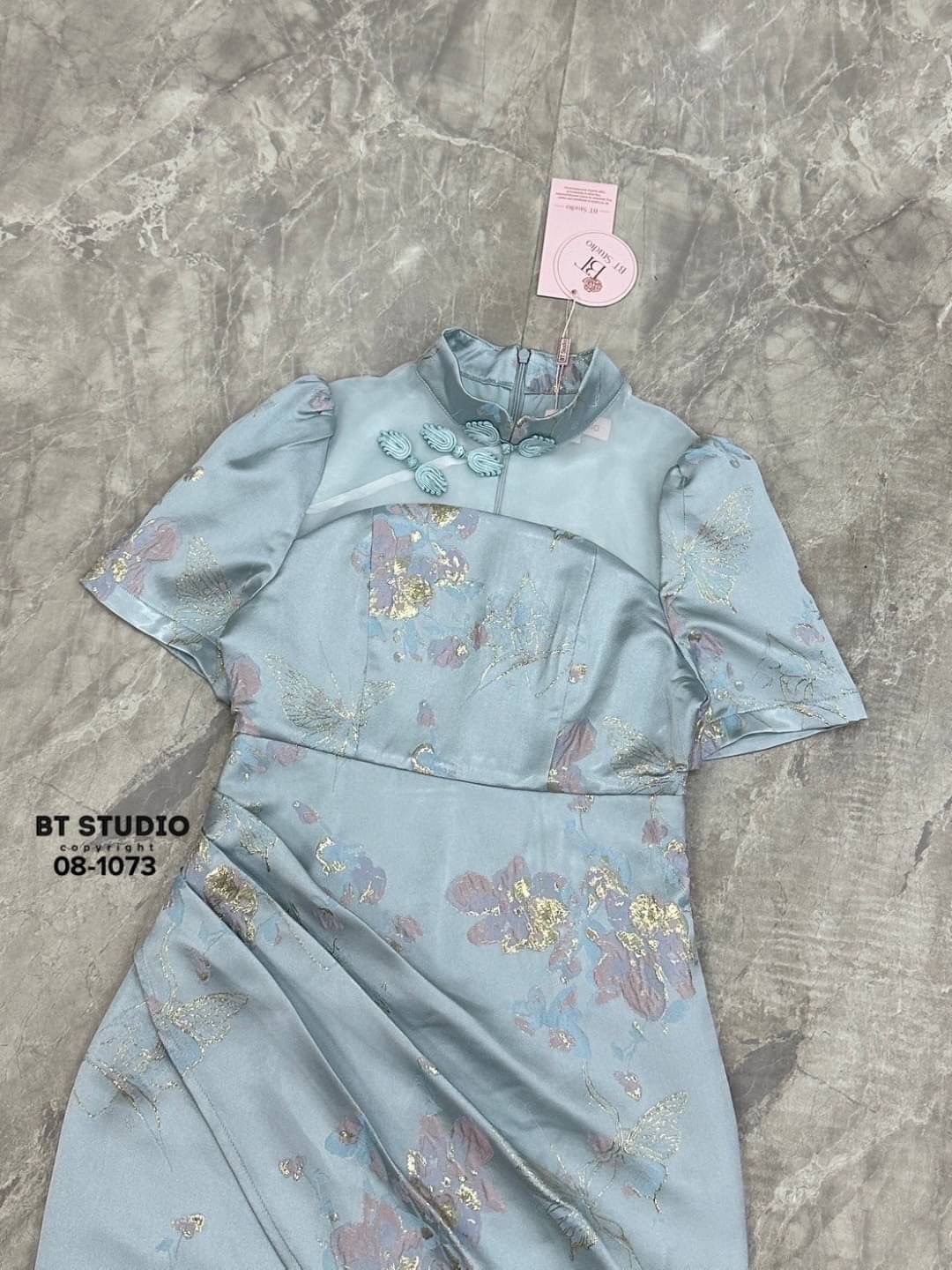 เดรสสั้นกี่เพ้าสีฟ้าละมุล น่ารักมากคร้าา ช่วงคอแต่งสไตล์จีนติดกระดุมไล่เรียงเฉียงข้าง ตัดแต่งซีทรูช่วงบนอก งานผ้าทอลายดิ้นสีทองงานสวยเนื้อผ้าดี คัตติ๊งเป๊ะ มีซับในซิปหลัง ใส่สบาย : สินค้าคุณภาพ (พร้อมส่ง)