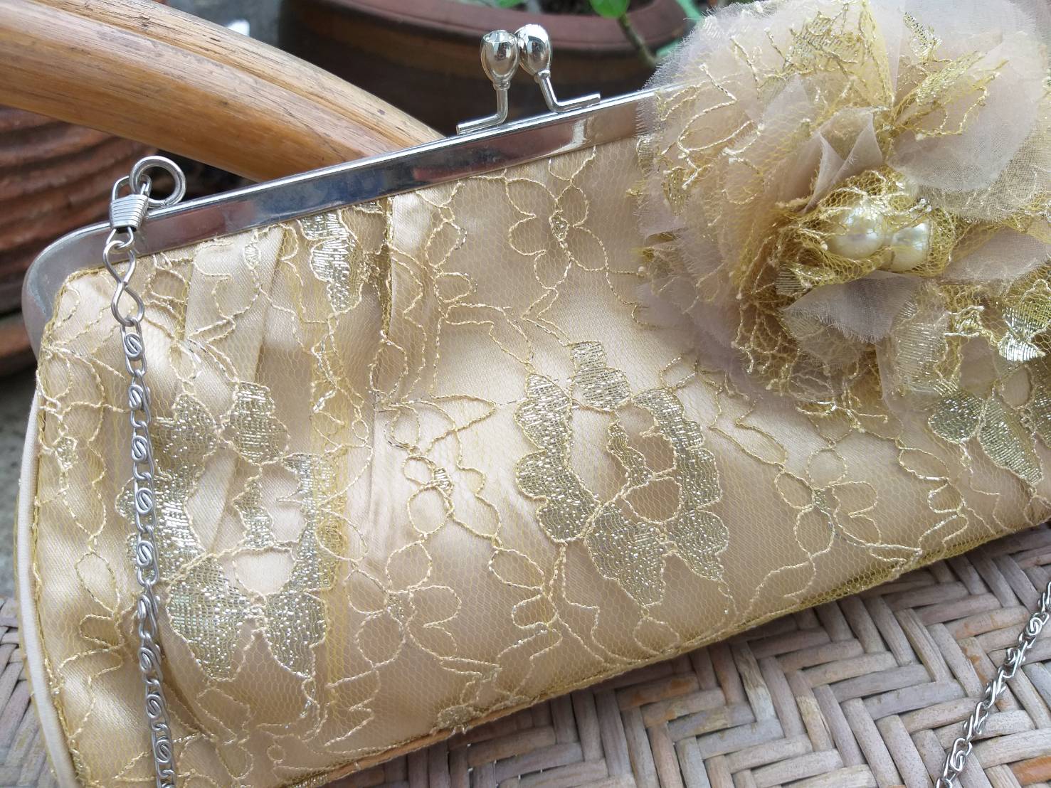 กระเป๋าออกงาน ผ้าสีทองบุผ้าลูกไม้ สวยหรูสุดๆ (ของใหม่)