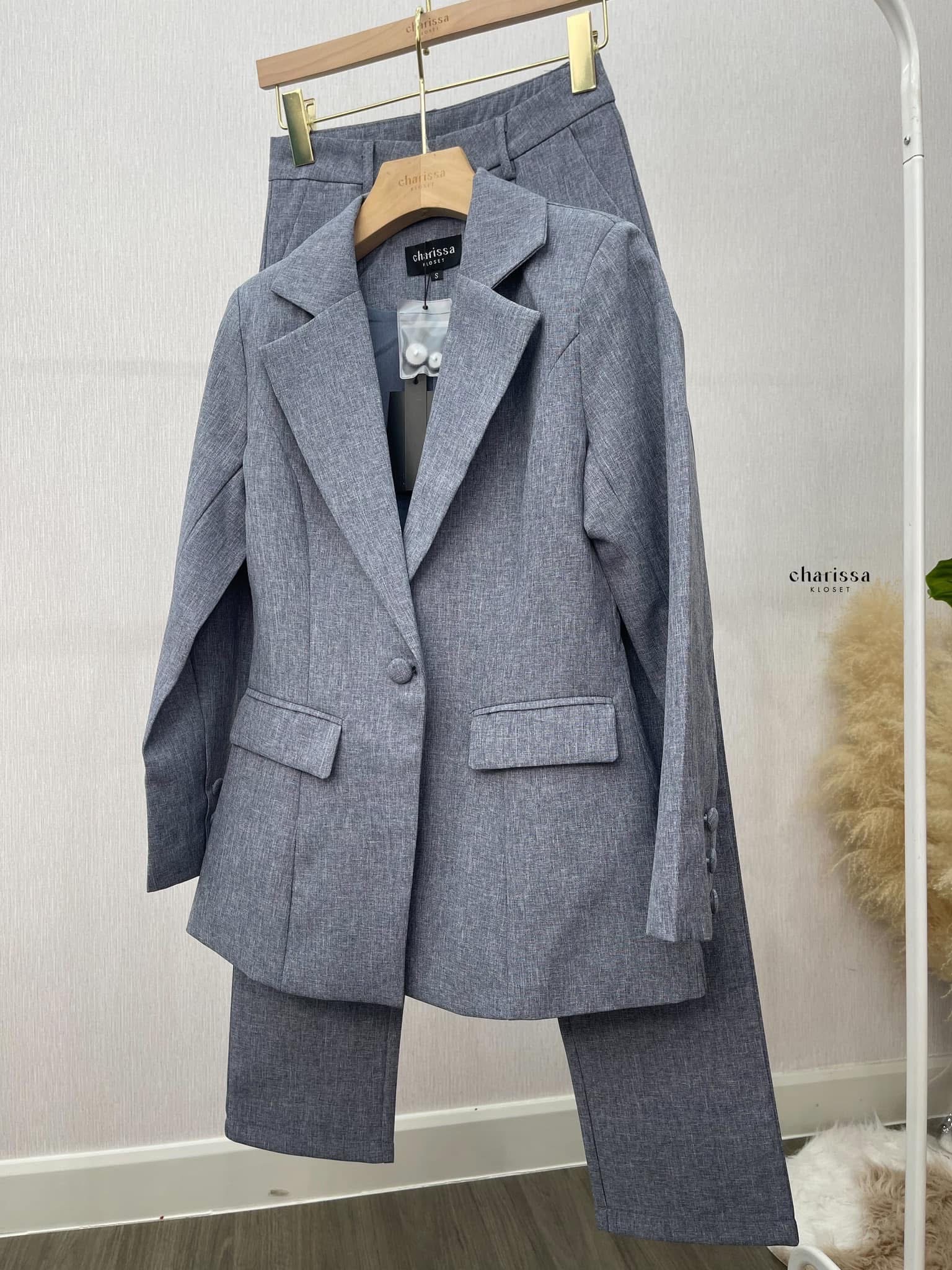 ชุดสูทเรียบหรู สวยคลาสสิค เสื้อสูทมีซับในอย่างดี แต่งกระดุมปั้มผ้าเดียวกับสีชุด +กางเกงขายาวทรงกระบอก ล็กใส่สบายๆ ใส่สบาย : สินค้าคุณภาพ (พร้อมส่ง)