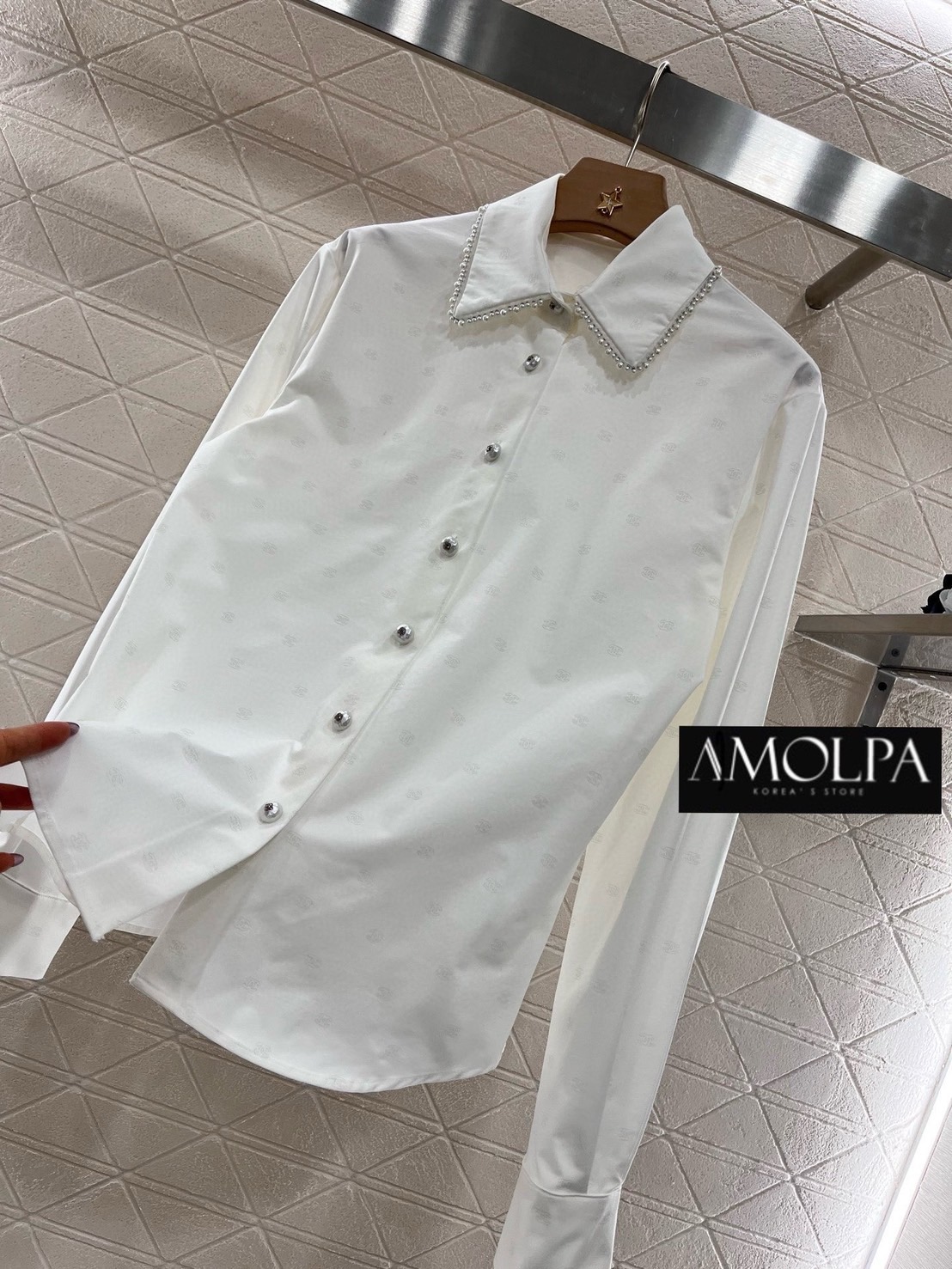 SHIRT CC คอลเลคชั่นใหม่ ตัวเสื้อเป็นเชิ้ต CHANELเนื้อผ้าลายCC แต่งกระดุมมุขช่วงปก งานสวยม๊ากกกก ใส่สบาย : สินค้าคุณภาพ (พร้อมส่ง)