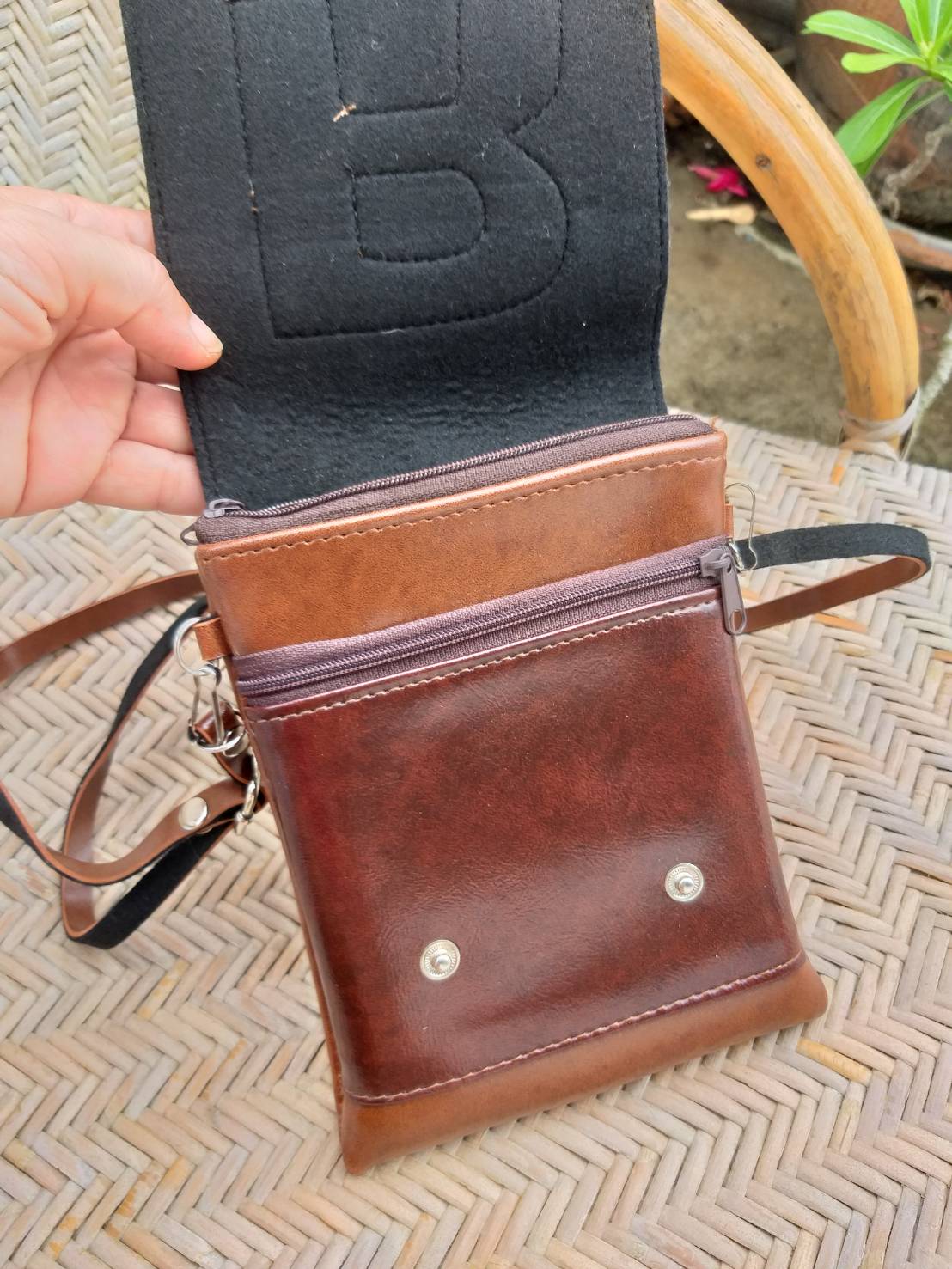 กระเป๋าสะพายหนังใบย่อมๆ น่ารักค่ะ