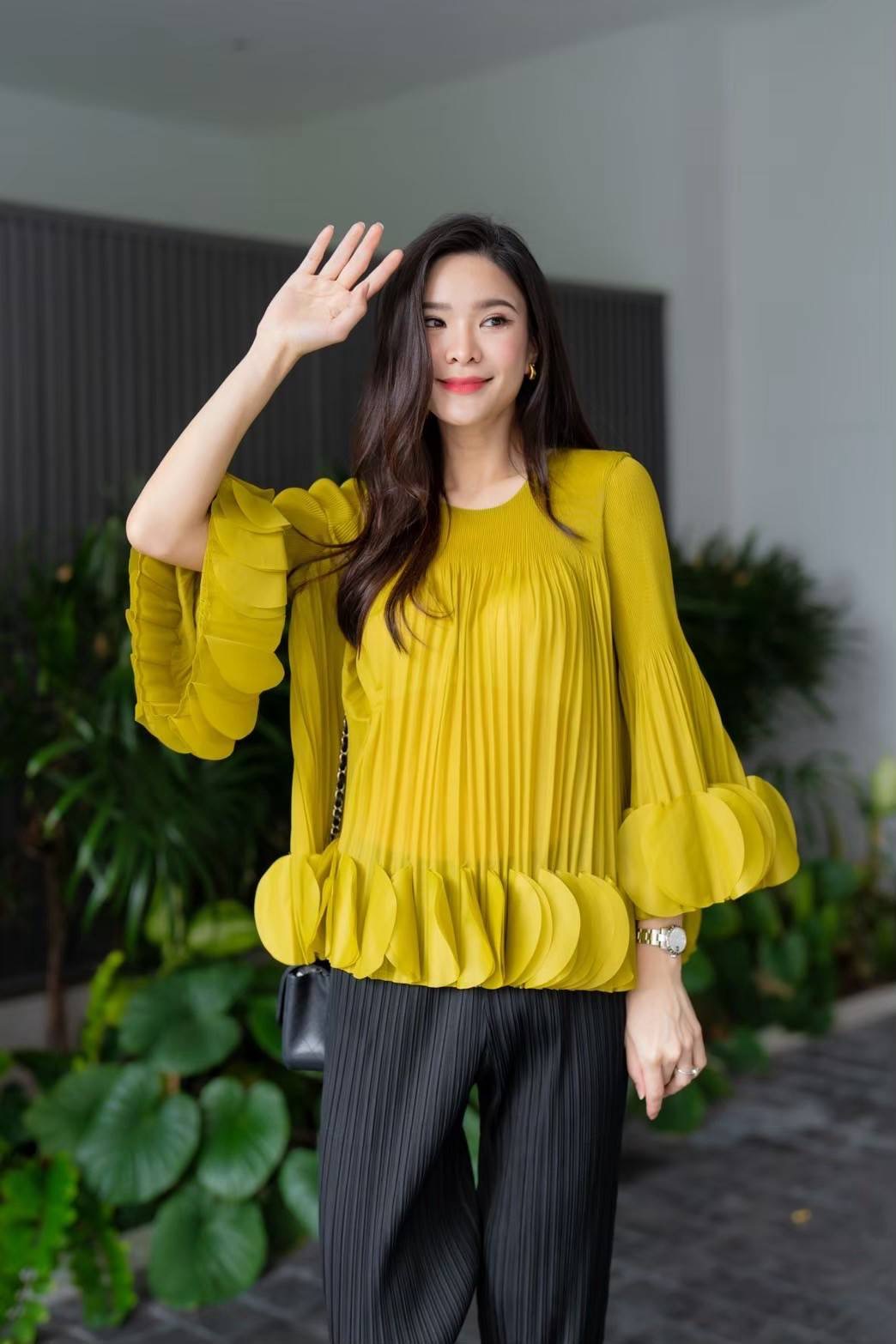 เสื้อคอกลม แขนยาว แบบมีการแต่งระบาย ด้วยการตัด เลเซอร์คัตวงกลมมาซ้อนเรียง ด้วยความประณีต ทำให้ขึ้นพุ่มทรงอย่าง สวยงาม ใส่สบาย : สินค้าคุณภาพ (พร้อมส่ง)