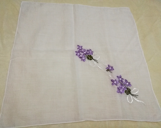 ผ้าเช็ดหน้าสีขาวปักดอกไม้