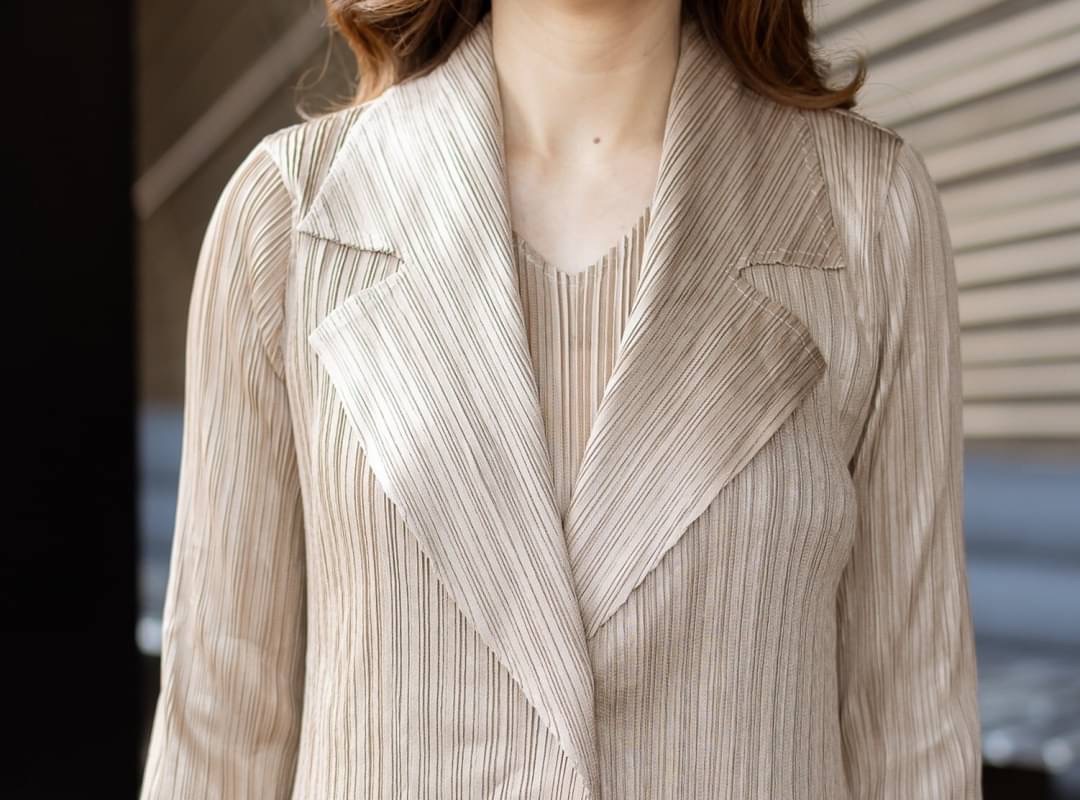 ชุดเซต เดรส+เสื้อคลุมผ้าอัดพลีท Premium มาพร้อมลายผ้าผสมด้วยสีทองเมทัลลิค งานแต่งดีเทลด้วยพู่เป็นชั้นๆ ใส่สบาย สินค้าคุณภาพ (พร้อมส่ง)