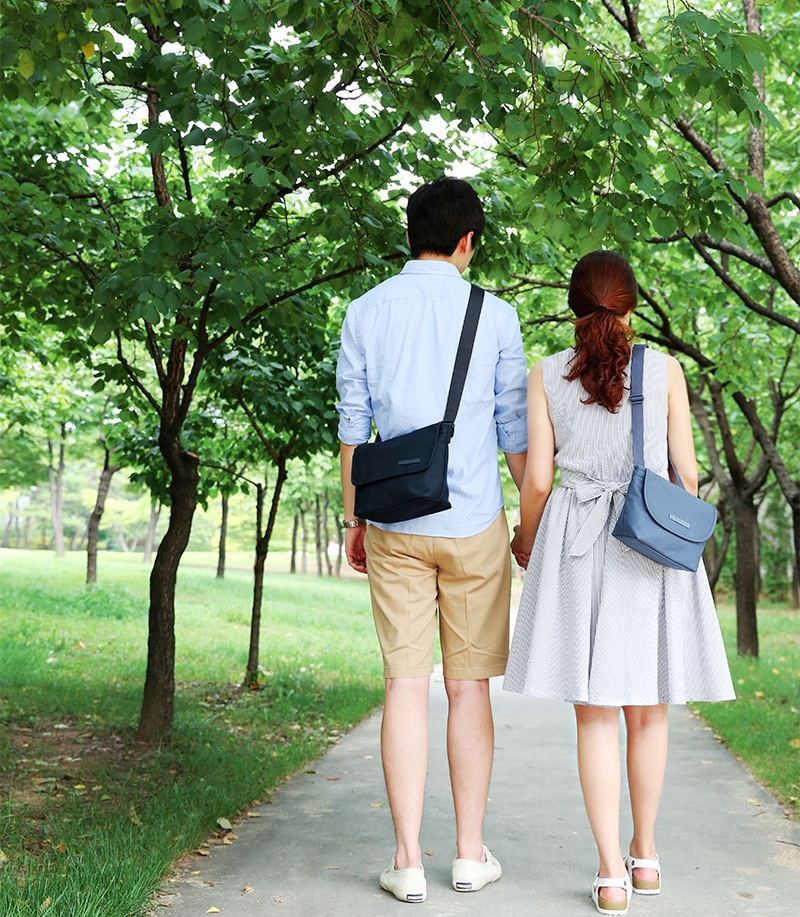 DINIWELL 2 Way MESSENGER BAG เป็นได้ทั้งสะพายข้าง-ไหล่ และสะพายหลัง ขนาดใหญ่ ใส่ได้ทั้งทำงาน ท่องเที่ยว ช่องเยอะ น้ำหนักเบา ผลิตจากไนล่อนคุณภาพสูง กันน้ำ มี 4 สีให้เลือก