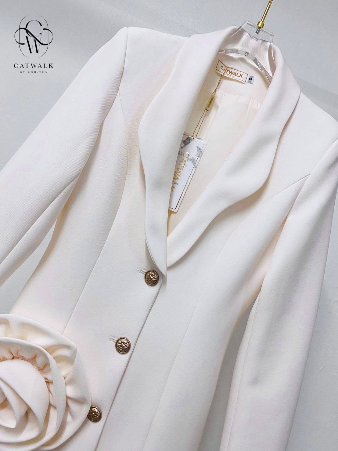 เดรสแต่งปลายดอกกุหลาบ เนื้อผ้าเกรดเอ ตัวชุดเป็นทรงเข้ารูปกระโปรงเป็นทรงเอเล็กน้อย ปกตัวชุดแต่งของเป็นโค้งสวยงาม ปลายชุดแต่งด้วยกุหลาบผ้าดอกใหญ่ดูโดดเด่นสุดๆ เพิ่มความหรูหราด้วยกระดุมสีทอง ใส่สบาย : สินค้าคุณภาพ (พร้อมส่ง)