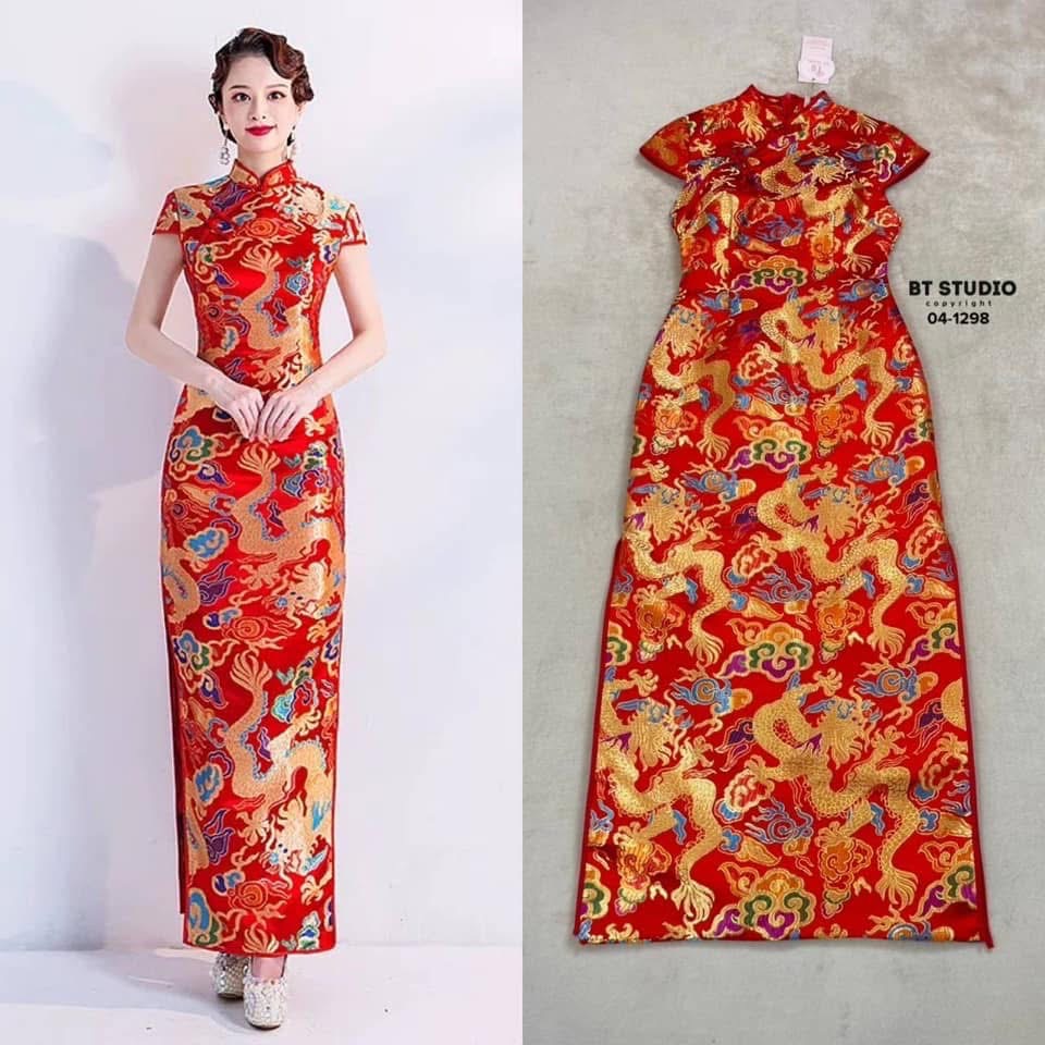 เดรสยาวกี่เพ้างานปักลายมังกรทั้งตัว คอจีนแต่งกุ้นขอบแดง งานสวยเนื้อผ้าปักลายอย่างดี ผ่าข้างทั้งสองข้าง ด้านในมีซับในตัวและซิปหลัง ใส่สบาย : สินค้าคุณภาพ (พร้อมส่ง)