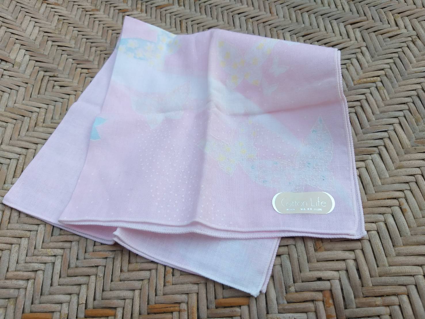 ผ้าเช็ดหน้าสีชมพู ลายผีเสื้อ ผ้า 2 ชั้น ซับน้ำดีมาก