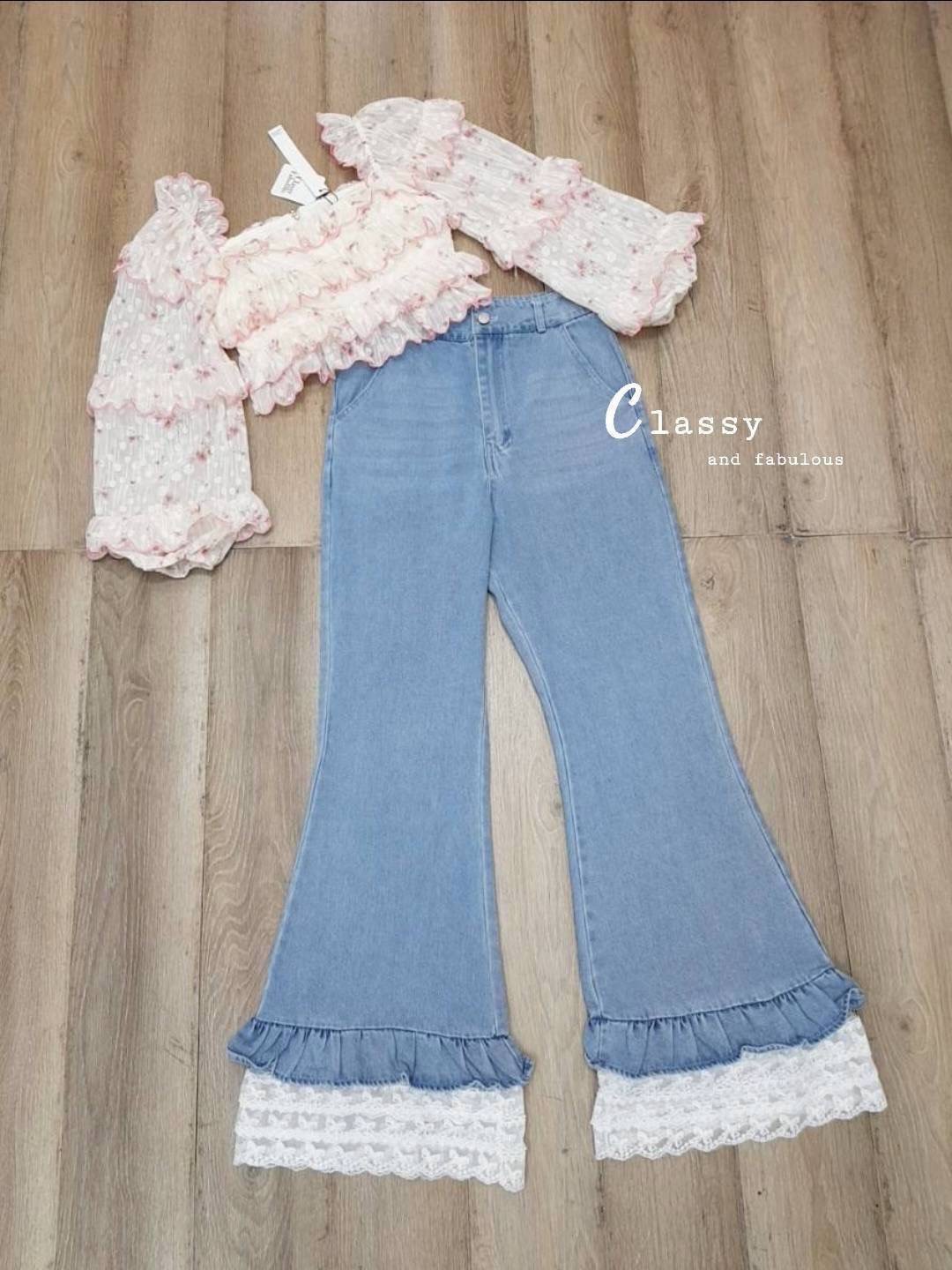 เซตเสื้อ+กางเกงขายาว เสื้อแขนยาว ผ้าชีฟองมีลวดลาย กุ๊นชมพูตัดเป็นชั้นๆ คอเหลี่ยมสามารถคลุมไหล่เปิดไหล่ได้ ตัวเสื้อมีซับในค่ะ ใส่คู่กับกางเกงยีนส์เอวสูง ใส่สบาย : สินค้าคุณภาพ (พร้อมส่ง)