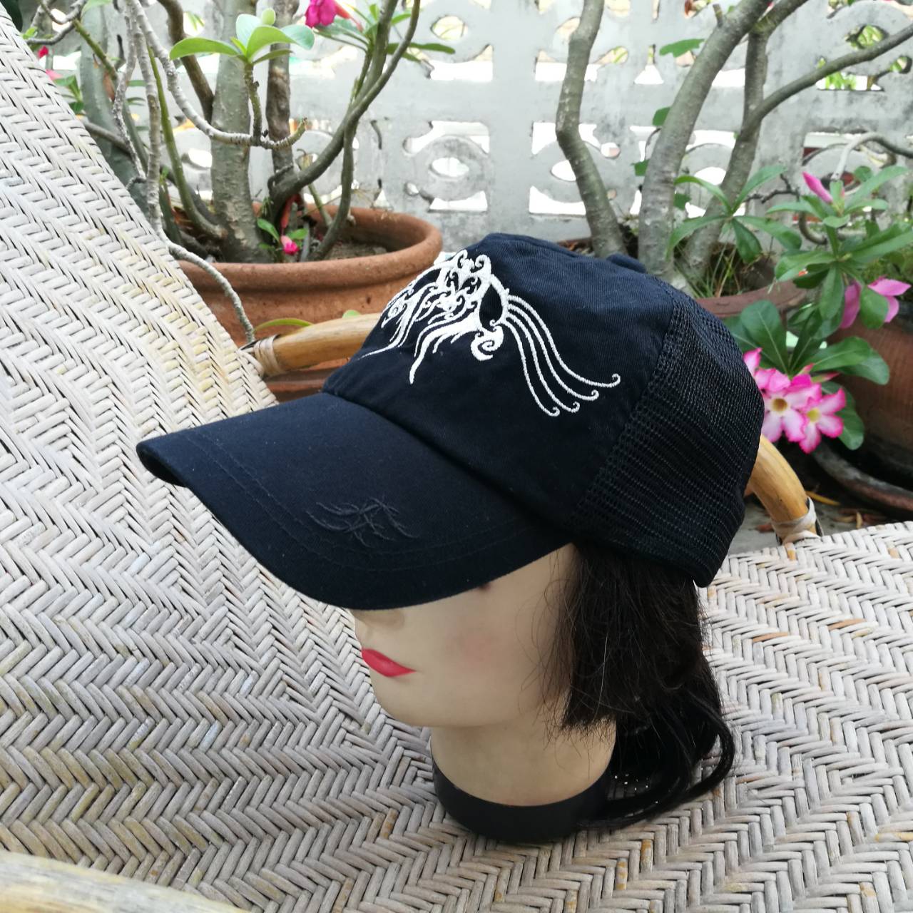 หมวกแก๊ปสีดำ ปักสวยมาก (ของใหม่)