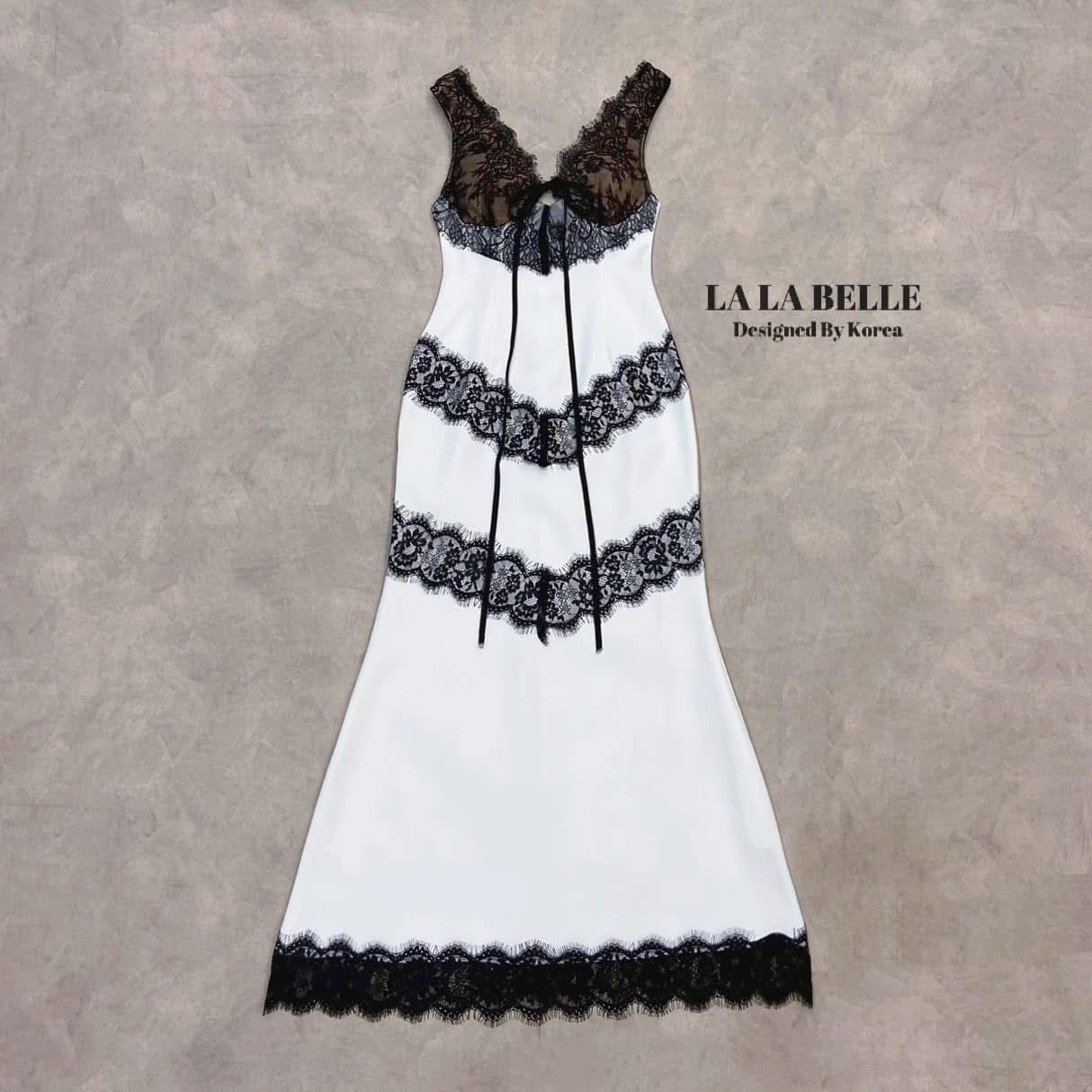 แม็กซี่เดรสทรงห่างปลาคอวีผูกโบว์หน้าตัดเย็บชุดด้วยผ้าซาตินอัดกาวสลับลูกไม่สีดำเป็นชั้นวีทั้งชุด ใส่สบาย : สินค้าคุณภาพ (พร้อมส่ง)