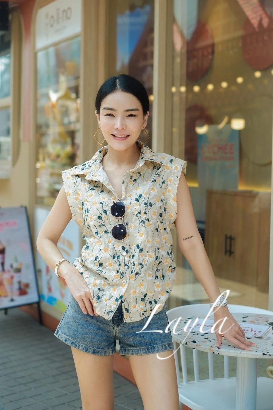 เสื้อเชิ้ตปักดอกเดซี่แขนกุดเบิ้ลแขนเก๋ ดีเทลเย็บสม็อคด้านข้างเข้าเอว งานมีซับในตัวอย่างดี ใส่สบาย : สินค้าคุณภาพ (พร้อมส่ง)