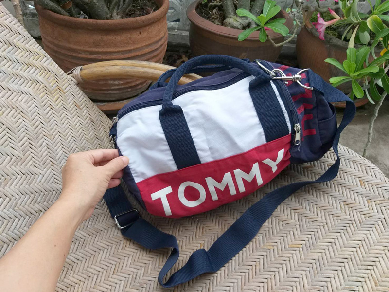 กระเป๋าทรงหมอน TOMMY ใบย่อมๆ น่ารัก