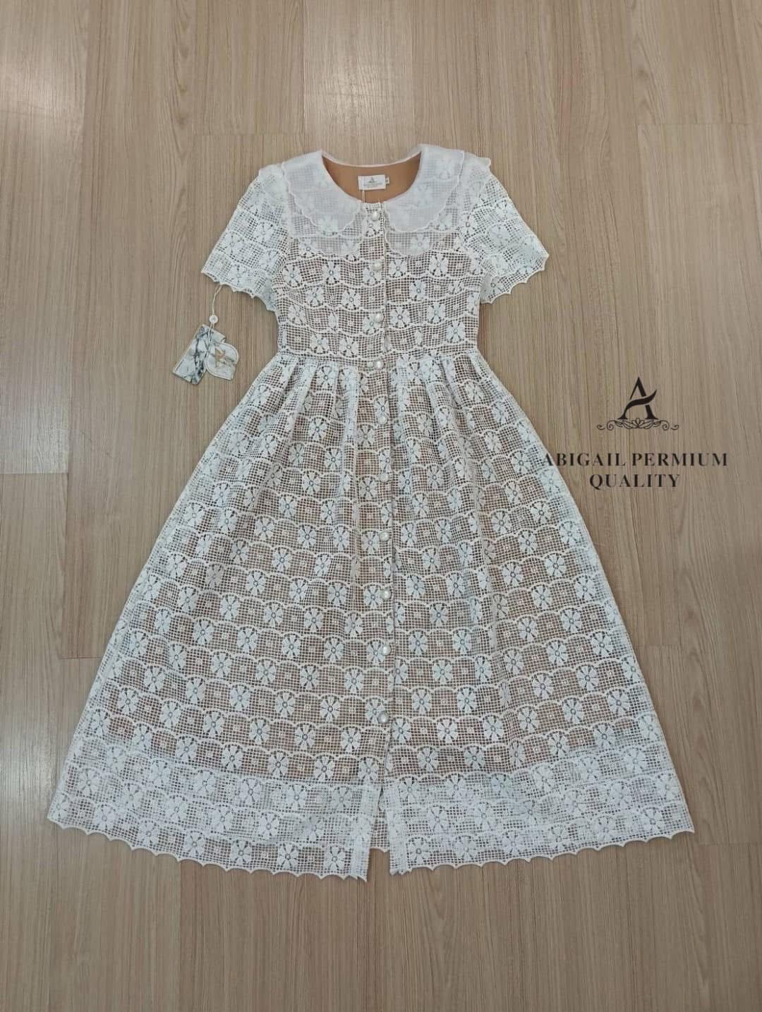 เดรสยาวผ้าลูกไม้ฉลุเกรดพรีเมียม ช่วงคอแต่งระบาย2ชั้น ซับในสีเนื้อผ้าหนาอย่างดี งานกระดุมหน้าเพื่อให้ง่ายต่อการสวมใส่ ทรงสวย ใส่สบาย : สินค้าคุณภาพ (พร้อมส่ง)