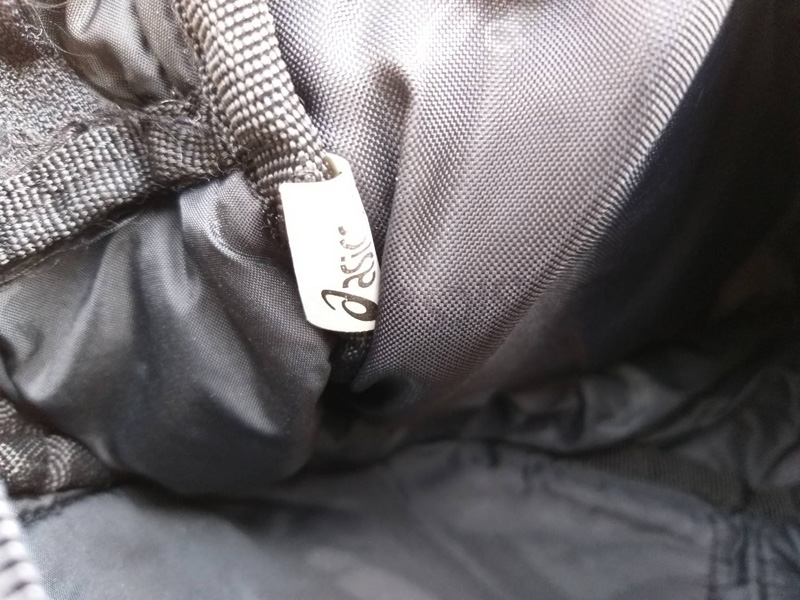 กระเป๋าสะพาย asics มีช่องใส่แท็บเล็ต (ของใหม่)