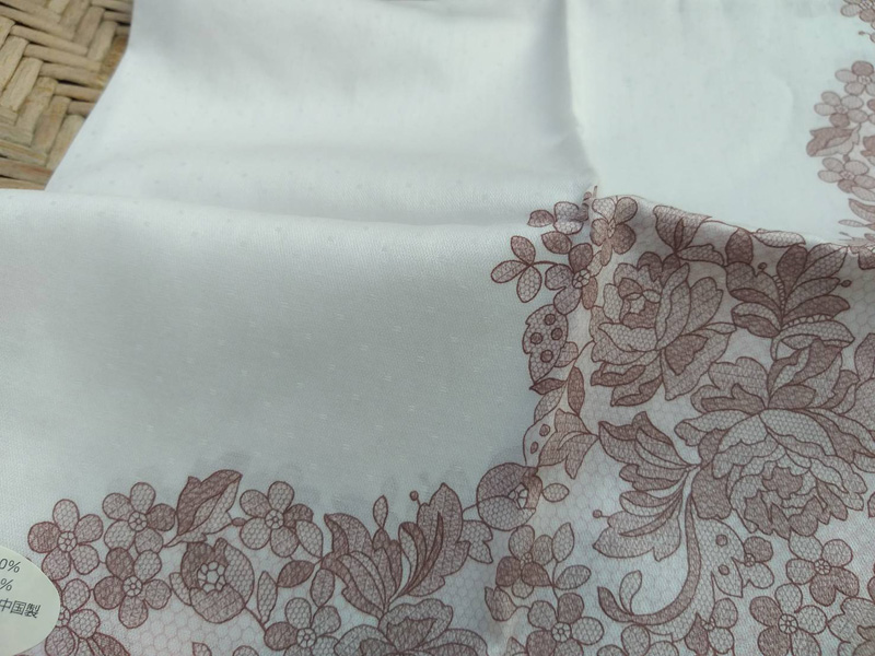 ผ้าเช็ดหน้าแบรนด์เนม NINA RICCI ขอบลูกไม้ สวยมาก