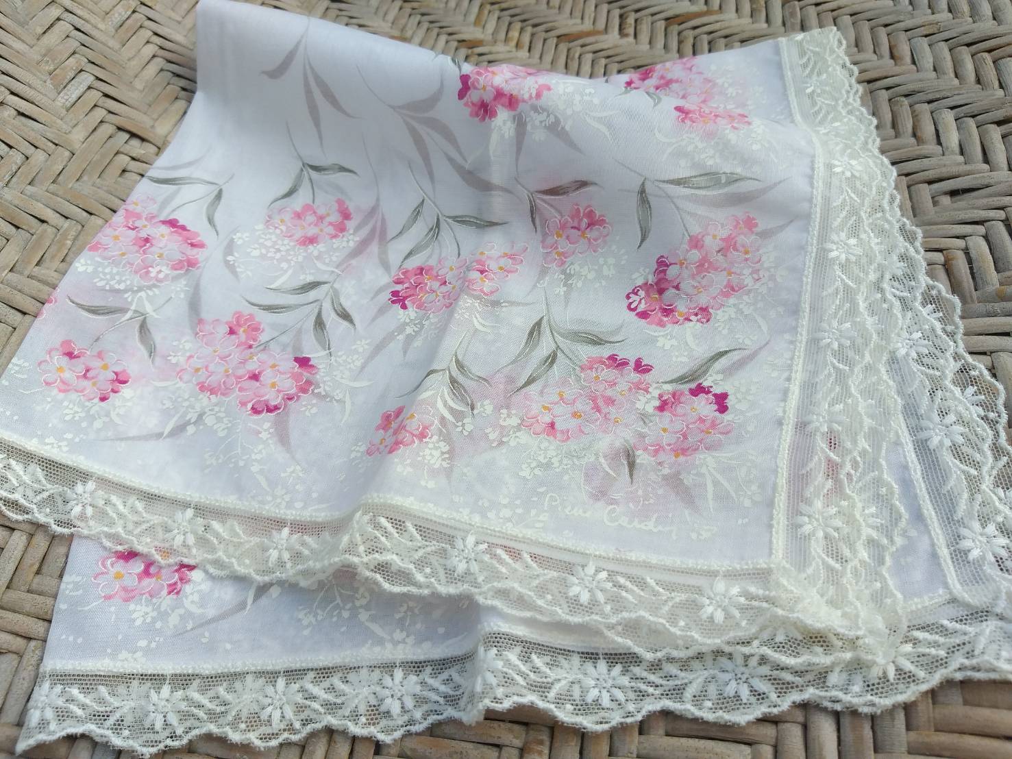 ผ้าเช็ดหน้า pierre cardin ลายดอกไม้สวยหวาน