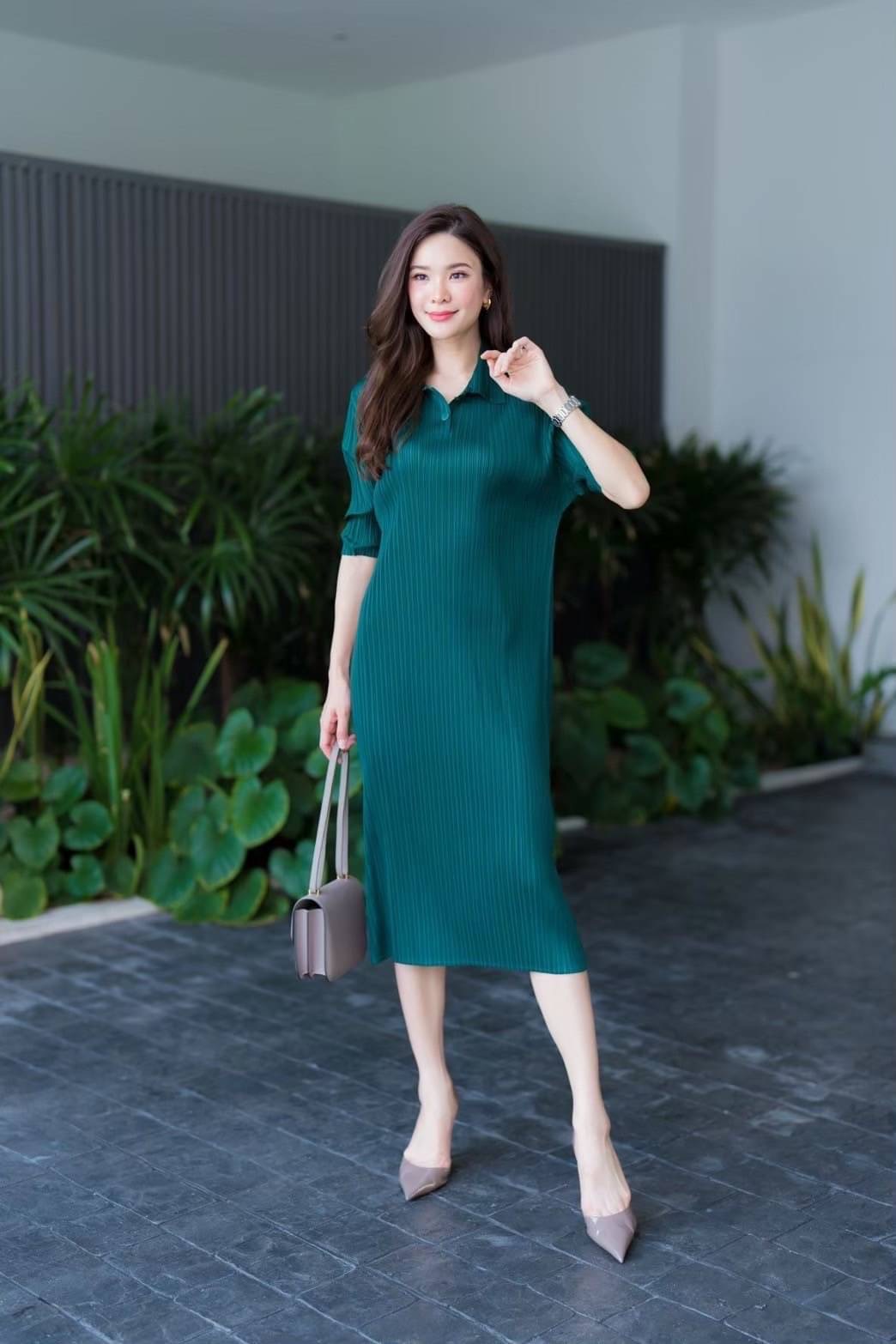 เดรสอัดพลีท คอปก 😙😘 แต่งกระดุมตรง คอ เกร๋กรุบ แขน 4 ส่วนพอสวยงาม ขอบอกว่า 💫💫แพทเทิร์นตัวนี้ เรียบ แต่หรูมากจริงๆคร้าาา ใส่สบาย : สินค้าคุณภาพ (พร้อมส่ง)