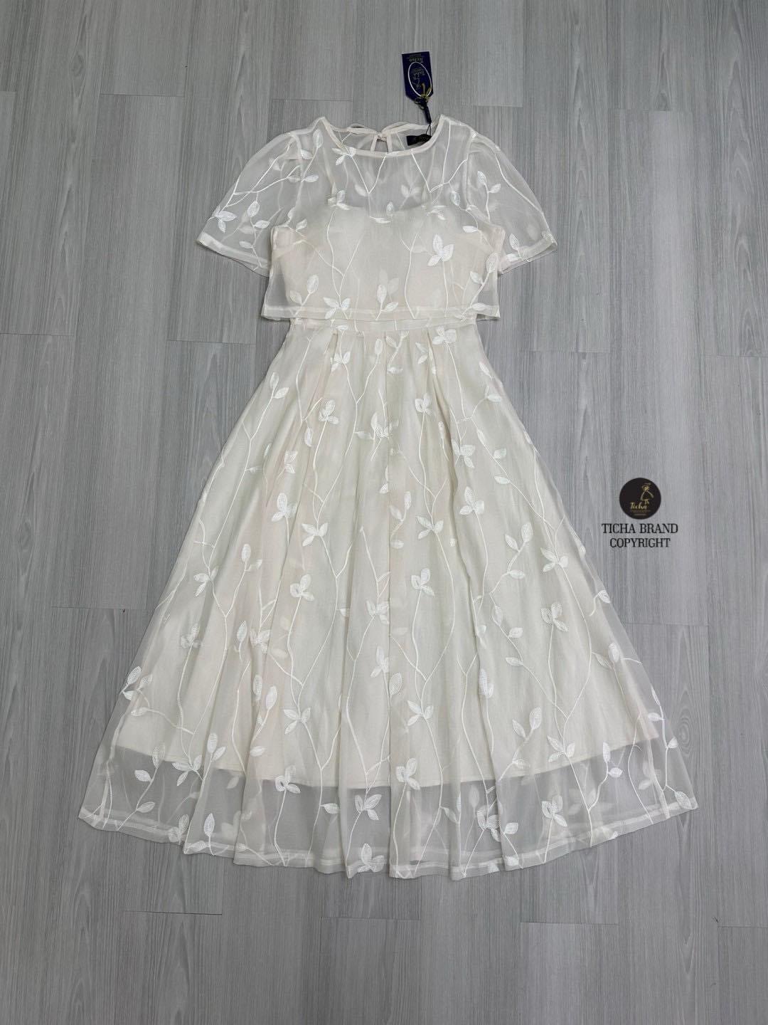 Set 2 ชิ้น สีครีมปักดอกด้ายนูน เดรสยาวสายเดี่ยวช่วงกระโปรงพองพริ้วสวย (อกเสริมฟองน้ำมีซิปหลัง) มาคู่กับเสื้อครอปตัวนอกซีทรูใสแมทส์คู่กันสวยลงตัวมากๆ งานสวย ใส่สบาย : สินค้าคุณภาพ (พร้อมส่ง)