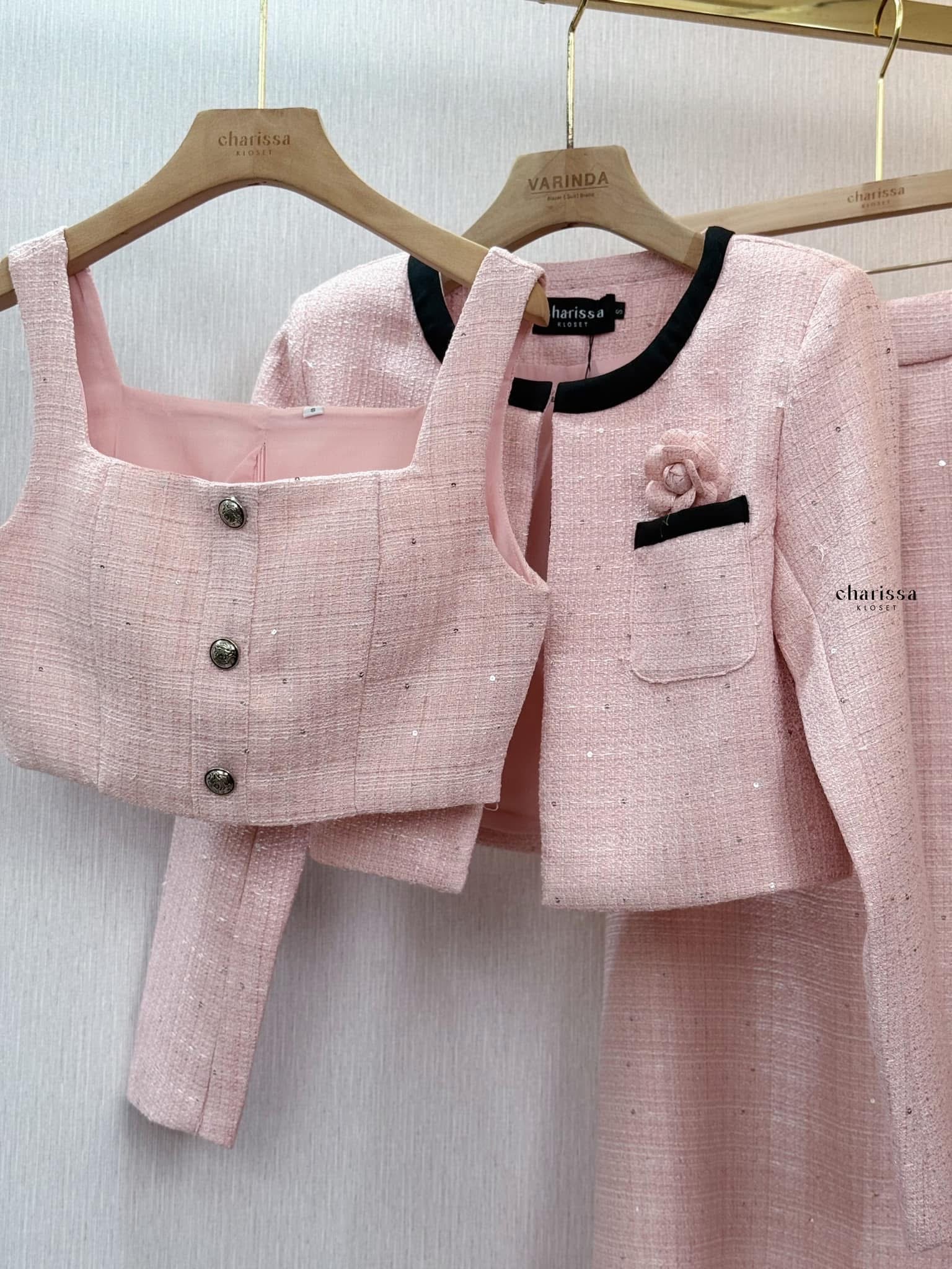 Set 4 ชิ้น เสื้อคลุม+ เสื้อครอปสั้น+ กระโปรงยาวเอวสูง +เข็มกลัดดอกไม้ ใส่สบาย : สินค้าคุณภาพ (พร้อมส่ง)
