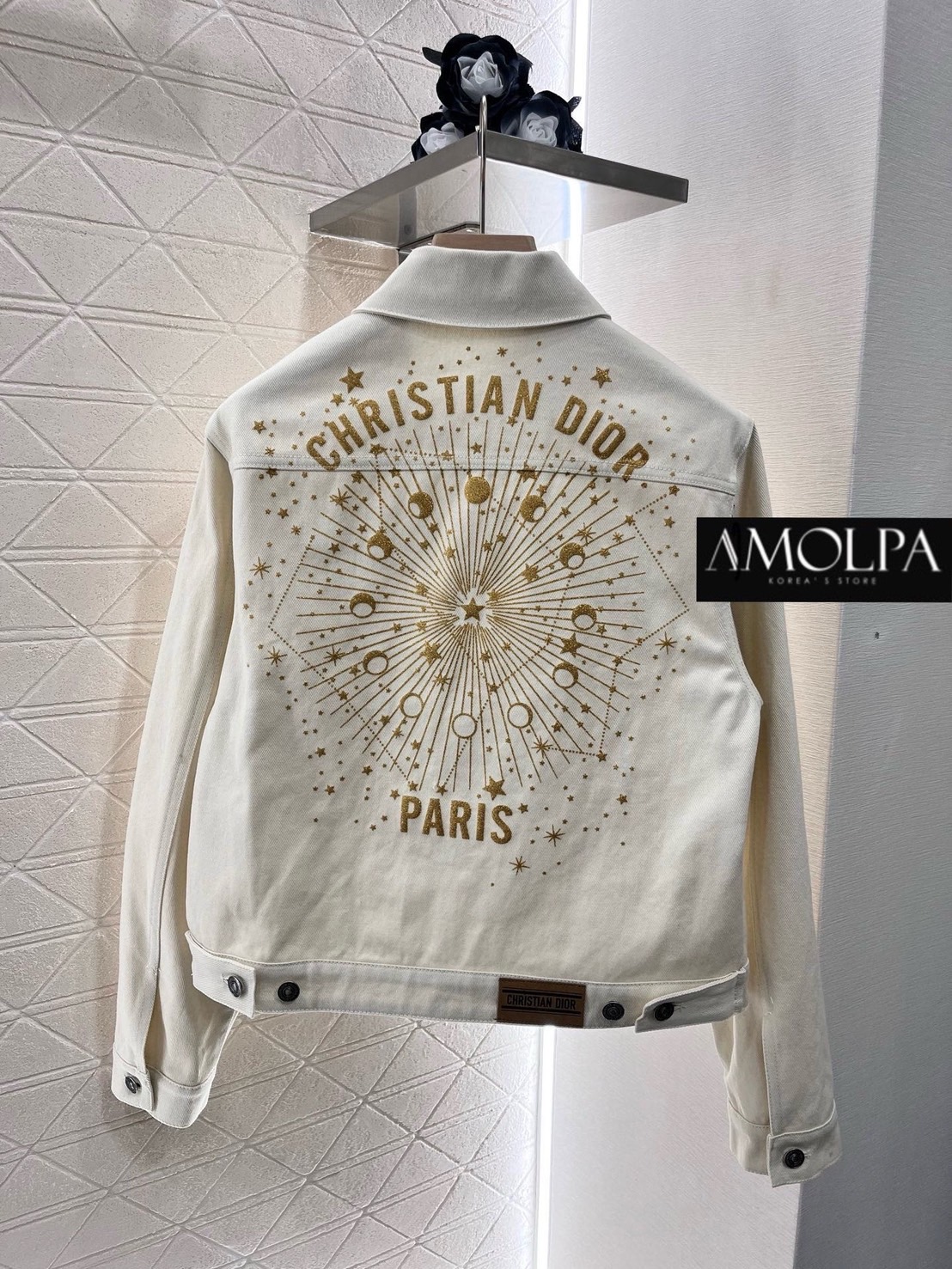 JACKET CD DENIM 1:1 HI-END ตัวเสื้อเป็นเสื้อJACKETยีนส์ ผ้ายีนส์แท้100% มา งานสวยม๊ากกก ใส่แล้ว สวยหรู ดูแพง ใส่สบาย : สินค้าคุณภาพ (พร้อมส่ง)