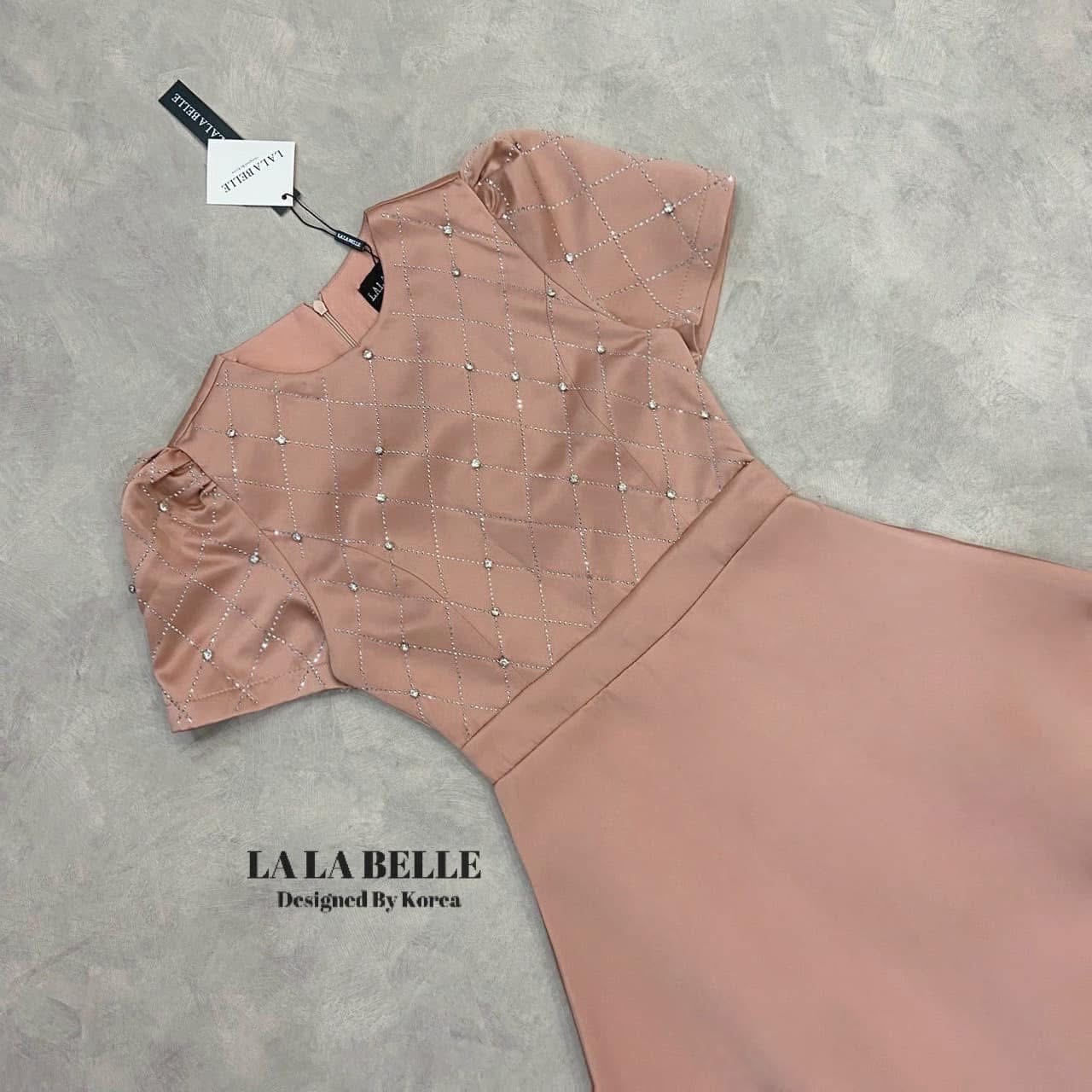 เดรสยาวผ้าซาตินอัดกาวผ้าหนามีน้ำหนักทิ้งตัวสวยทรงคอกลมยกไหล่แขนสั้นแต่งรีเพชรตารางพร้อมตอกเพชรเป็นเม็ดๆตามดีเทลเอวเข้ารูปเข้าทรงกระโปรงยาวทรงเอใช้ผ้าเยอะ ใส่สบาย : สินค้าคุณภาพ (พร้อมส่ง)