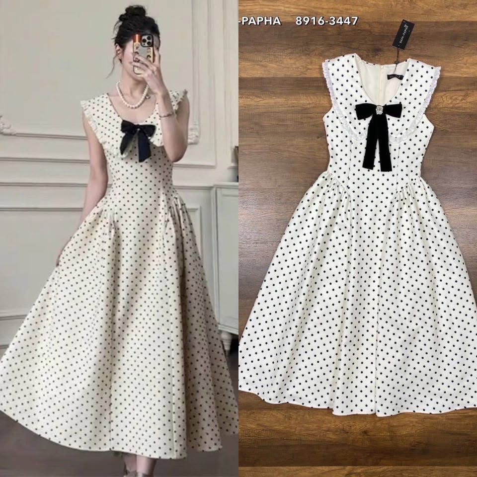 เดรสตัวยาวลายจุดน่ารักมากๆคะ ช่วงนี้กำลังฮ๊อต ดีเทลแต่งระบายรอบปกคอเสื้อ ช่วงสะโพกดีไซน์เก๋ ซับในอย่างดีทั้งตัว ซิปหลัง **เนื้อผ้าหนานุ่ม +++ มาพร้อมเข็มกลัดโบว์กำมะหยี่สีดำ ใส่สบาย : สินค้าคุณภาพ (พร้อมส่ง)