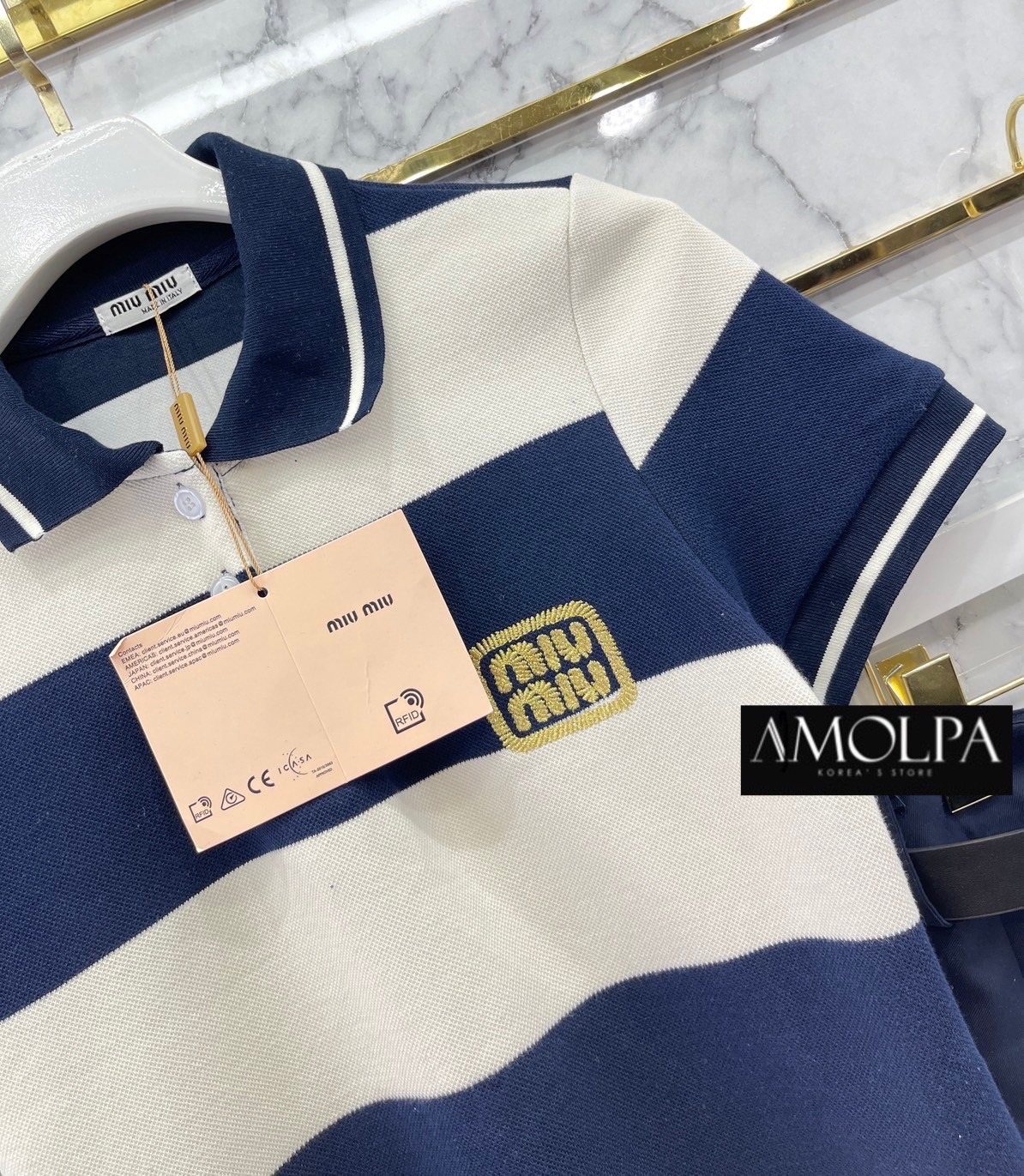 SET MIU MIU WITH BELT งานใหม่ 2024SS ตัวเสื้อเป็นคอปก MIU MIU แขนสั้น ปักMIUMIUที่หน้าอก มาพร้อมกระโปรงจีบรอบ Hi Shcool ใส่เข้ากันลงตัว + BELT ให้อีก 1 เส้น สินค้าคุณภาพ (พร้อมส่ง)