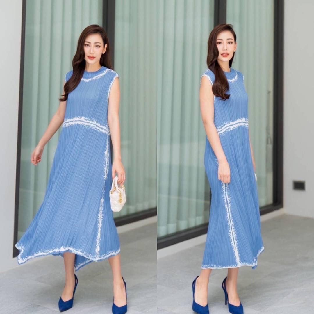 เดรสอัดพลีท งานสวยไฮโซ ทรงคอปีน แขนกุด ชายบาน A Line 😍 เพิ่มความเกร๋กรุบ ด้วยการตัดเฉลียงข้าง สวยพริ้ว ทุกมุมมอง 👍🏻 สินค้าคุณภาพ (พร้อมส่ง)