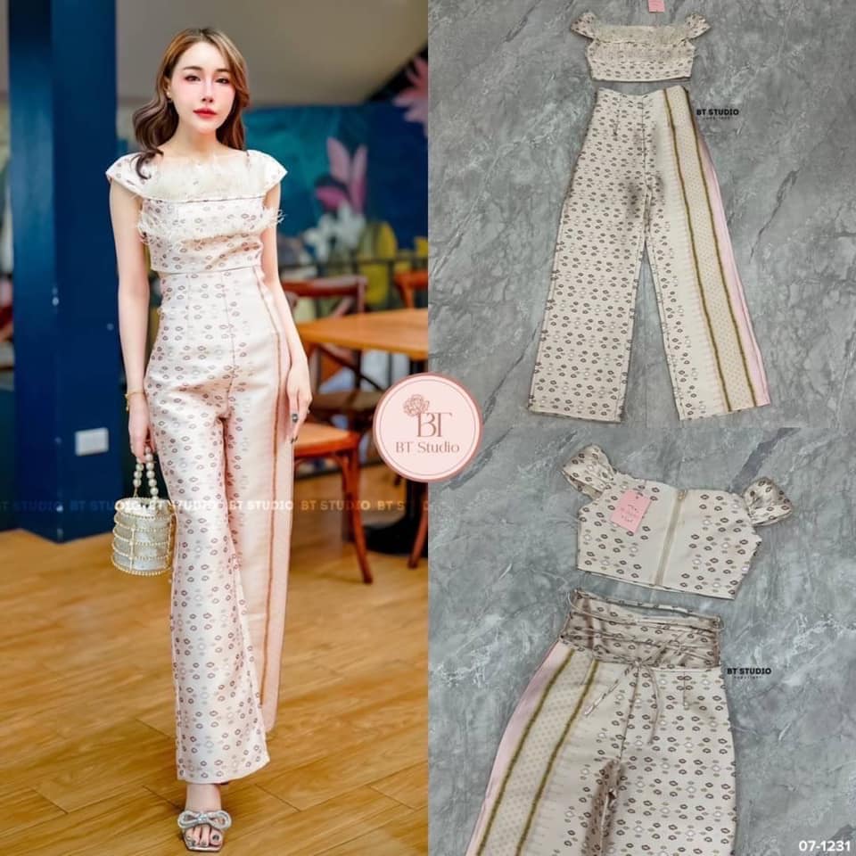 เซท 2 ชิ้น เสื้อครอปปาดไหล่ปิดแขนระบายขนนกสองชั้น ซิปหลัง มาพร้อมกางเกงขายาวด้านหลังเว้าเล็กน้อยแต่งสายไขว้สลับด้านหลัง ใส่สบาย : สินค้าคุณภาพ (พร้อมส่ง)