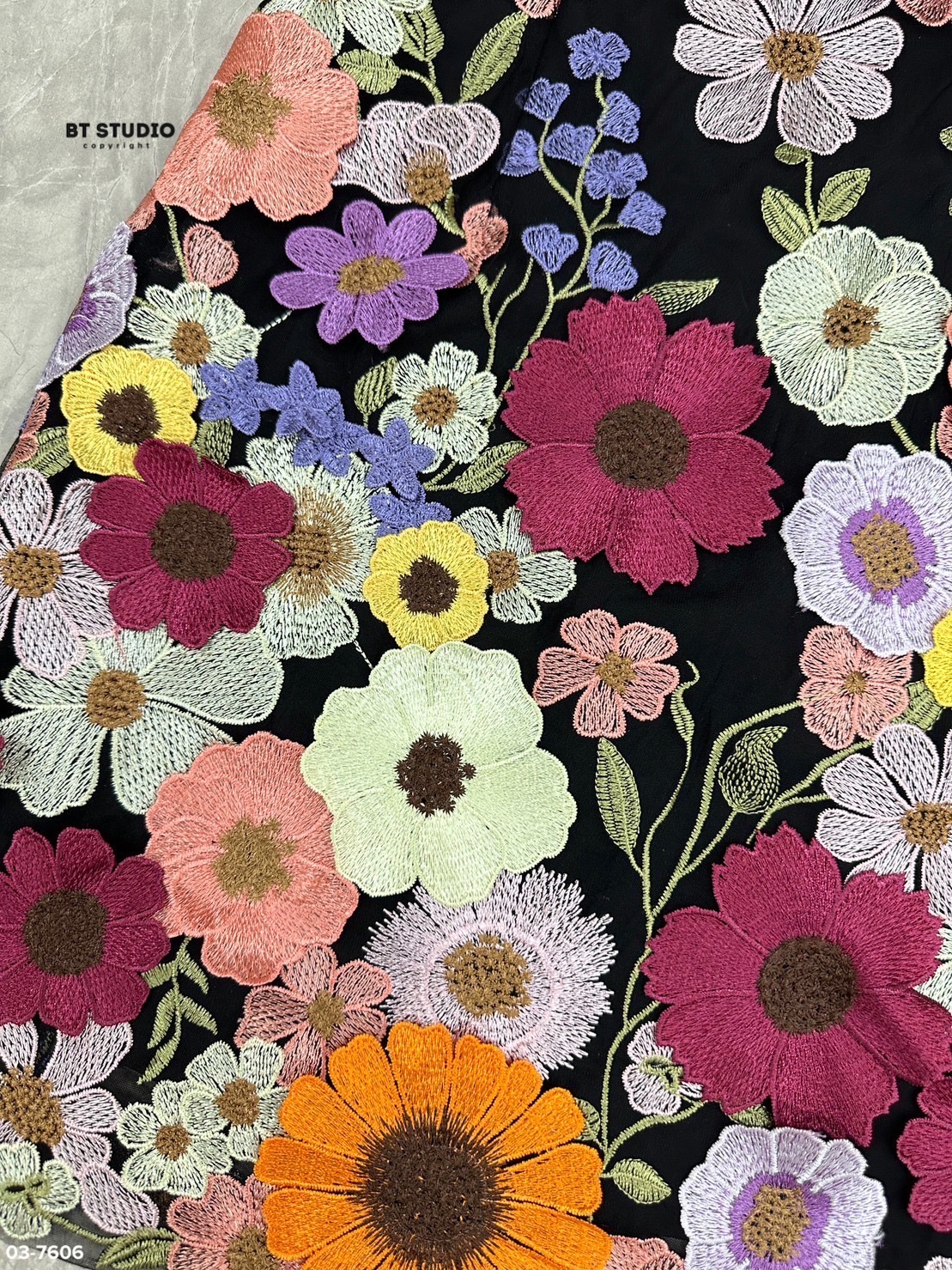 เซท 2 ชิ้น เดรสสายเดี่ยวสั้นช่วงบน แต่งซีทรูสีดำ อกเสริมฟองน้ำ มีซับช่วงอก กระโปรงแต่งปักลายดอกไม้สีสัน มาพร้อมเข็มขัดเส้นเล็กสวย สินค้าคุณภาพ (พร้อมส่ง)