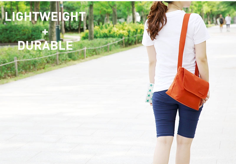 DINIWELL 2 Way MESSENGER BAG เป็นได้ทั้งสะพายข้าง-ไหล่ และสะพายหลัง ขนาดใหญ่ ใส่ได้ทั้งทำงาน ท่องเที่ยว ช่องเยอะ น้ำหนักเบา ผลิตจากไนล่อนคุณภาพสูง กันน้ำ มี 4 สีให้เลือก
