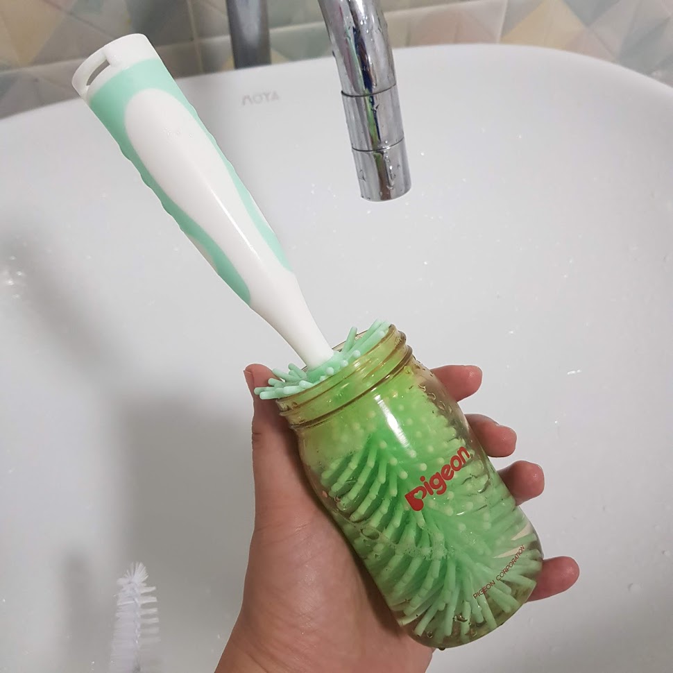แปรงล้างขวดนมซิลิโคน 360 องศา พร้อมแปรงล้างจุกนมเก็บในด้ามจับ วางตั้งได้