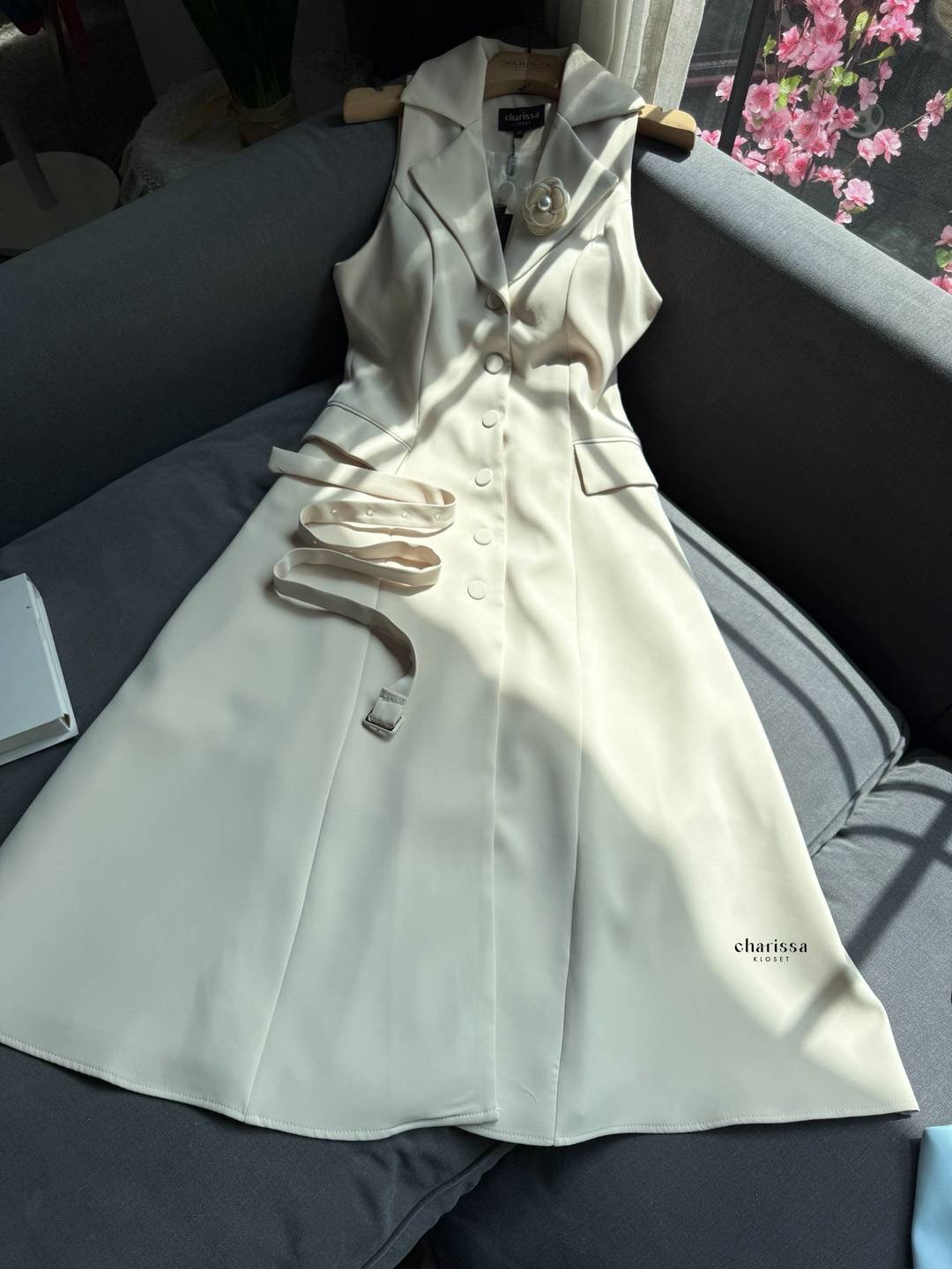 เดรสสูทแขนกุดทรงปกใหญ่ ใส่ออกมาดูผอมเข้ารูปมาก กระดุมจริงด้านหน้า รุ่นนี้น้องมีซับในทั้งชุด แถมฟรีเข็มขัด ใส่สบาย : สินค้าคุณภาพ (พร้อมส่ง)