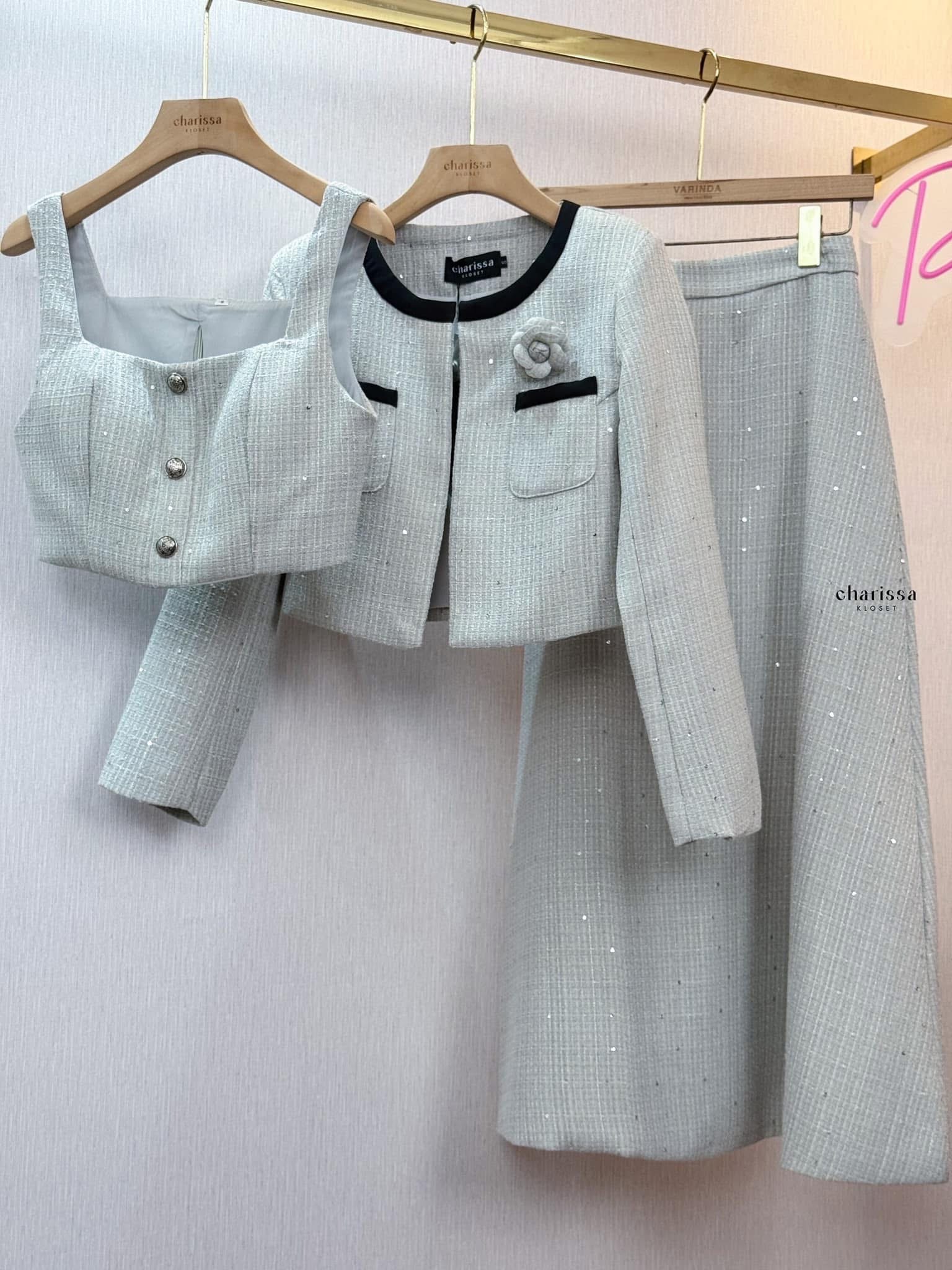 Set 4 ชิ้น เสื้อคลุม+ เสื้อครอปสั้น+ กระโปรงยาวเอวสูง +เข็มกลัดดอกไม้ ใส่สบาย : สินค้าคุณภาพ (พร้อมส่ง)