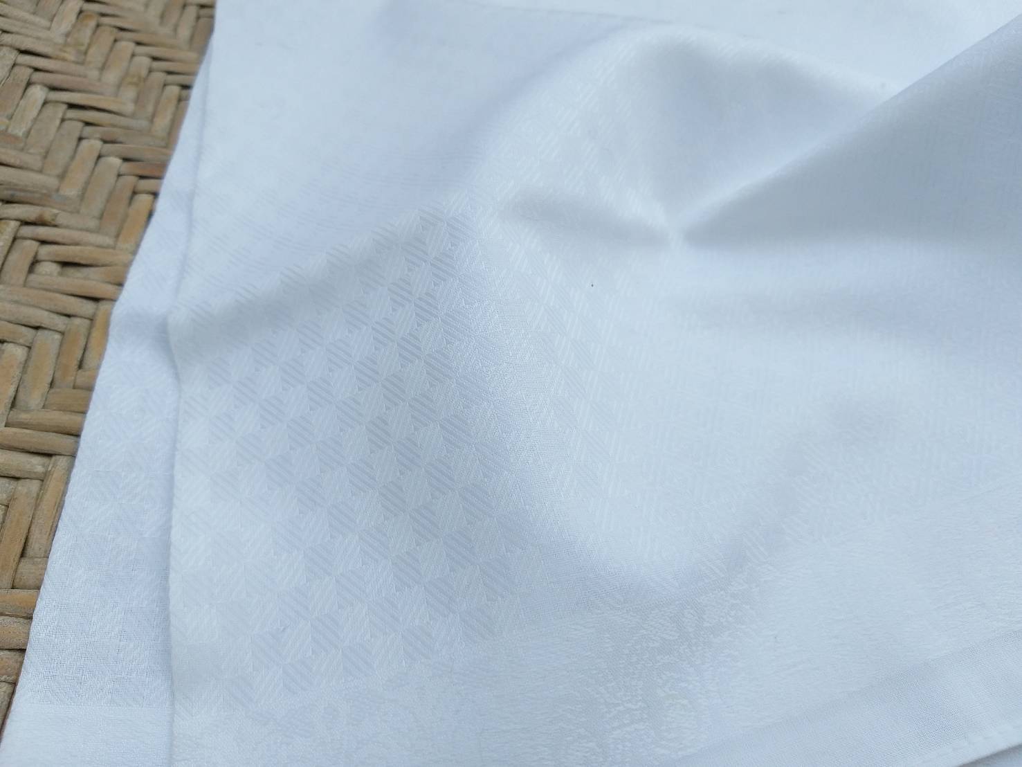 ผ้าเช็ดหน้า NINA RICCI สีขาว ผ้าสวยมากผืนนี้