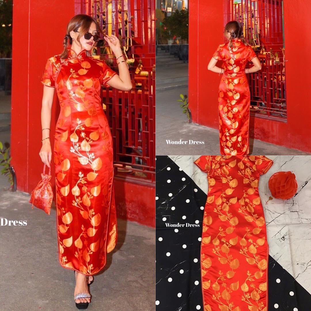 เดรสกี่เพ้าทรงแขนสั้น ผ้าโพลีเอสเตอร์ สีแดงสดปักลายใบโพธิ์นูนสวยหรูดูดี แต่งดีเทลคอจีนติดกระดุมถอดได้เฉียง สองจุด มีซิปข้าง งานสวยมากค่ะ สินค้าคุณภาพ (พร้อมส่ง)