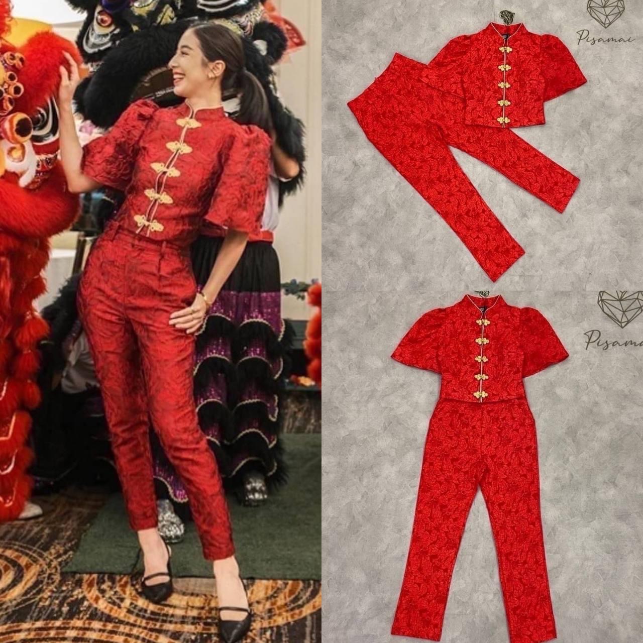 เซ็ตกี่เพ้า เสื้อคอจีนมาในงานผ้าทอทั้งตัวสีแดงสด คู่กับกางเกงขายาวเข้าเซ็ต แต่งกุ๊นคอสีทองอร่าม ใส่รับอั่งเป่ากันสวยๆเลยค่า สินค้าคุณภาพ (พร้อมส่ง)