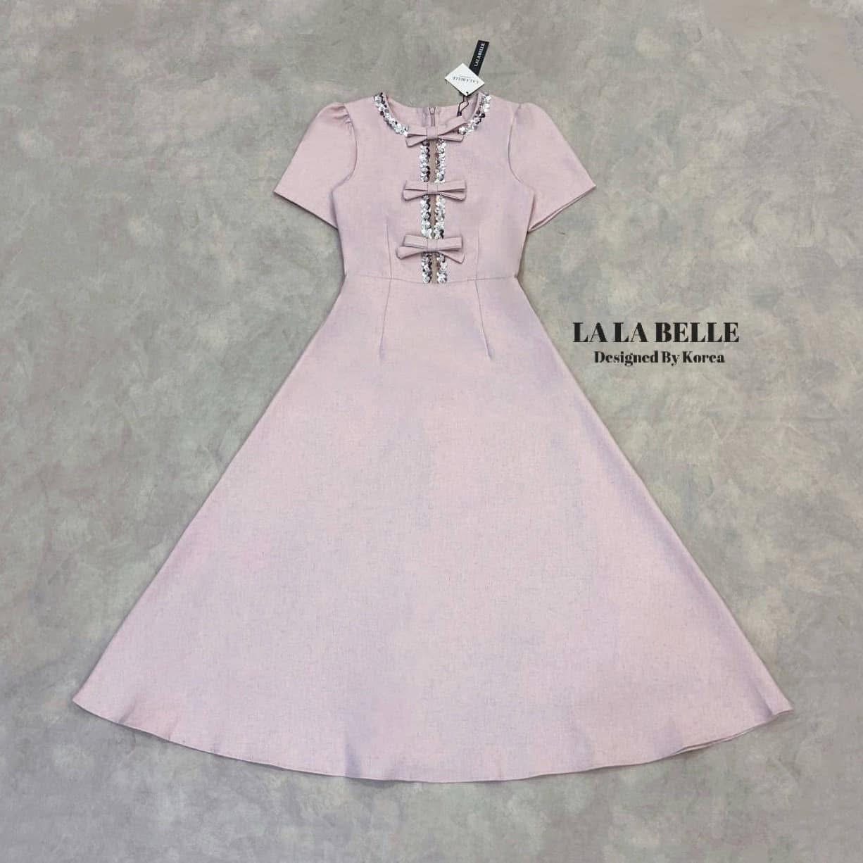 เดรสทรงเจ้าหญิงตัดเย็บด้วยผ้าลินินอัดกาวผ้ามีน้ำหนักทิ้งตัวสวยคอกลมแขนสั้นยกช่วงไหล่จับจีบเอวเข้ารูปกระโปรงบานช่วงตัวเสื้อแต่งปักเลื่อมตรงกลางแต่งเป็นผ้าซีทูสีเนื้อพร้อมแต่งโบว์มีซับในอย่างดี ใส่สบาย : สินค้าคุณภาพ (พร้อมส่ง)