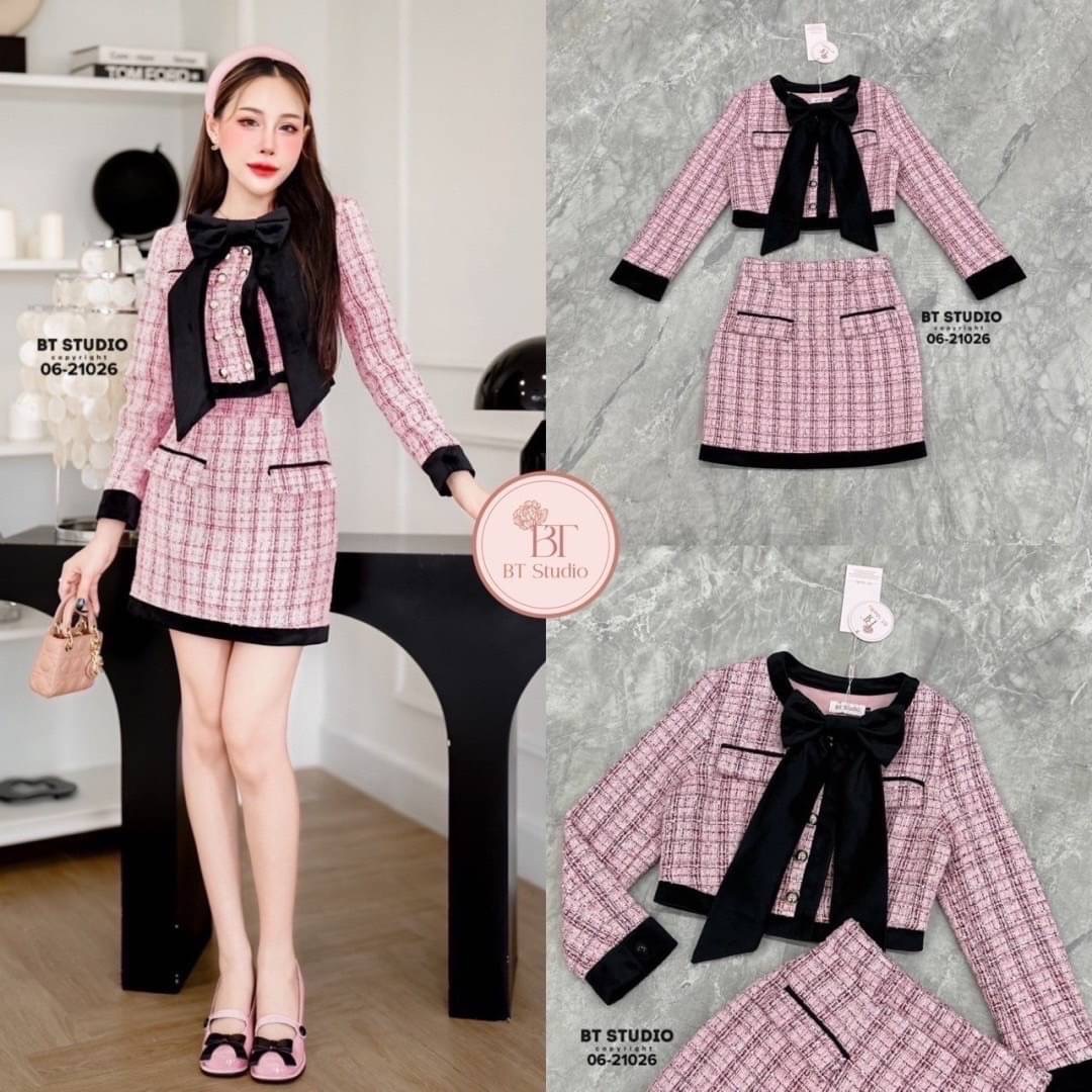 เซท 3 ชิ้น เสื้อเนื้อผ้าทวิสต์แขนยาว ผ้าลายทวิสต์ติดกระดุมหน้าแต่งกระเป๋าหลอก คอกลมปลายชายเสื้อและปลายแขนแต่งแทบกุ้น สีตัดกัน มาพร้อมริบบิ้นโบติดตรงกลาง มาพร้อม กระโปรงสั้น ใส่สบาย : สินค้าคุณภาพ (พร้อมส่ง)