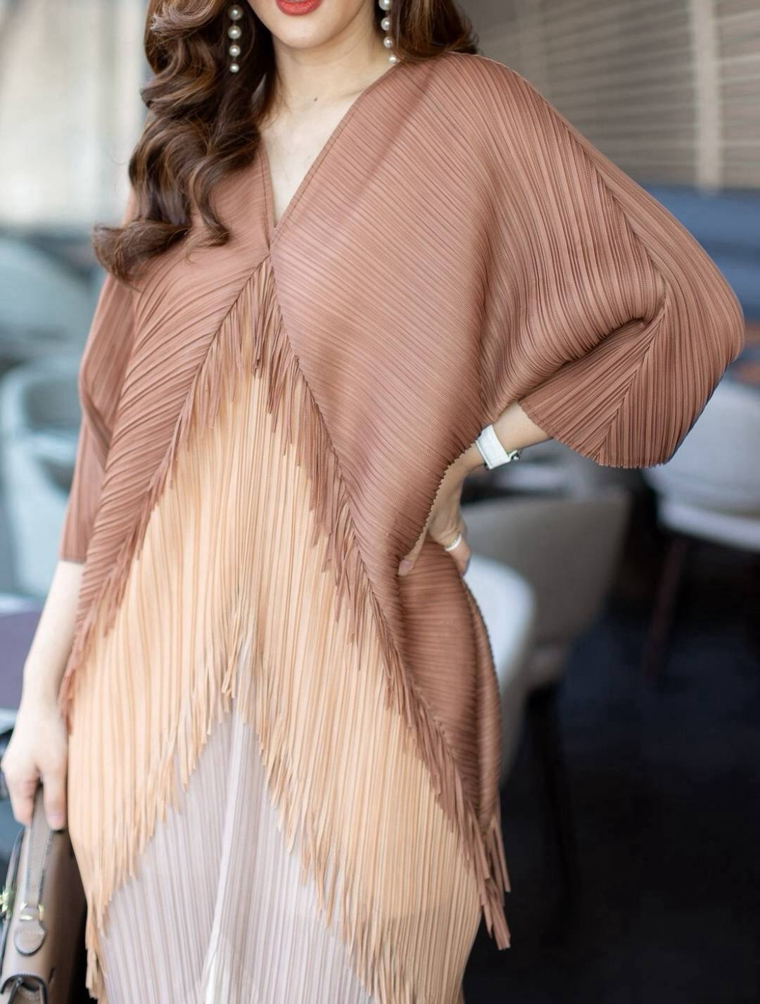 Maxiเดรสผ้าอัดพลีท วางพื้นสลับสี แขนทรงค้างคาว ทรงสวยใส่แล้วดูเข้ารูป ดูสง่างามมากค่ะ ใส่สบาย : สินค้าคุณภาพ (พร้อมส่ง)