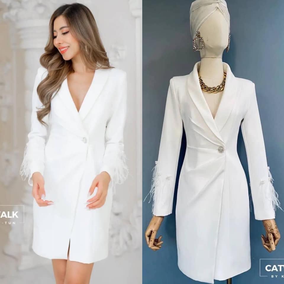 เดรสป้ายหน้า แต่งขนนกแขน เนื้อผ้าเกรดเอ เนื้อนุ่มใส่สบาย ตัวชุดเป็นทรงเข้ารูป ด้านหน้าป้ายกัน ปกตัว ชุดเป็นคอกล้วย จับจีบช่วงเอวแต่งกระดุมเพ็ชร ดูหรูมาก สินค้าคุณภาพ (พร้อมส่ง)