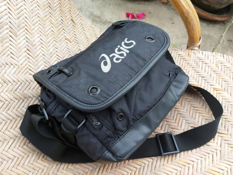กระเป๋าสะพายใบย่อม asics (ของใหม่)