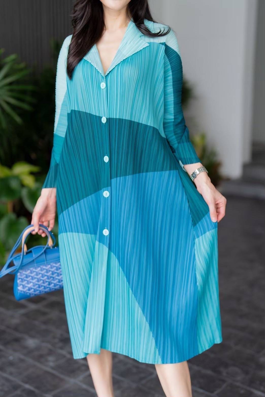 มินิเดรสอัดพลีท คอปกสูทเล็ก กระดุมหน้า เปิด/ปิด ได้ทั้งชุด แขนพองแบบตัดต่อ ให้ดูมีมิติ ยาว 4 ส่วน งานสวย ระดับ Premium : สินค้าคุณภาพ (พร้อมส่ง)