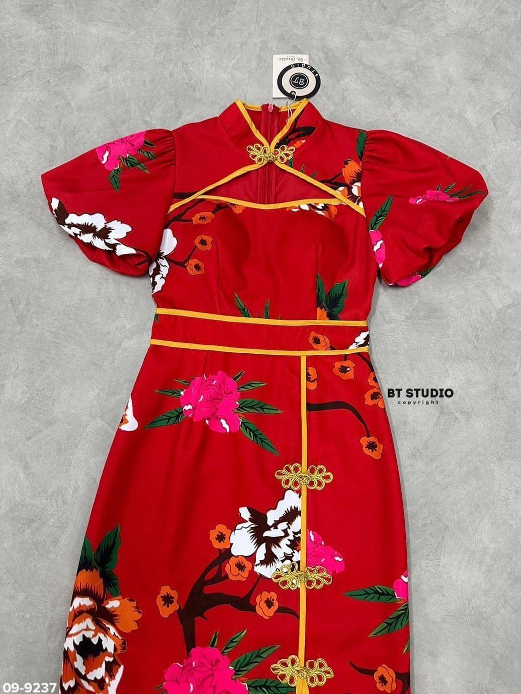 เดรสกี่เพ้าคอจีนเว้าบนเนินอกเล็ก น้อย แต่งแขนสั้นพองๆ นิสแต่งกุ้นขอบและ กระดุมจีนสีทองผ่าหน้า ใส่สบาย สินค้าคุณภาพ (พร้อมส่ง)